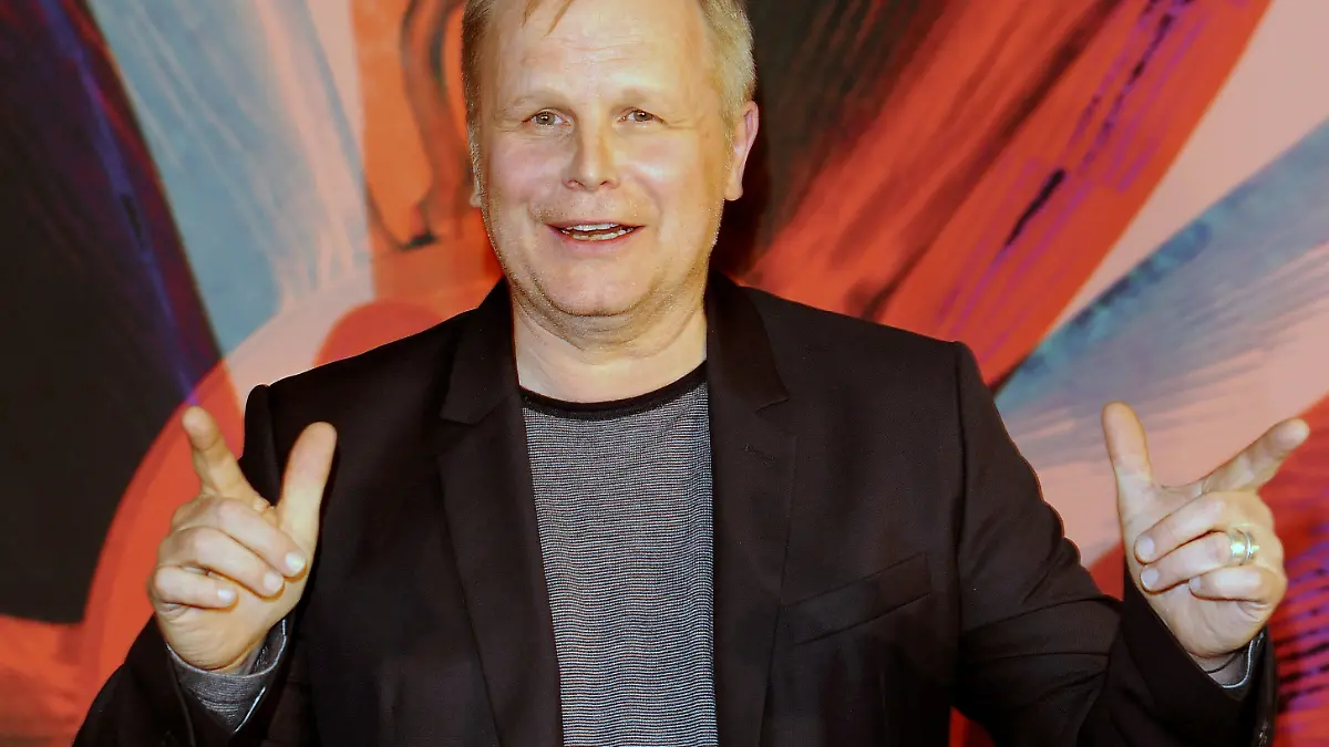 Der Sänger Herbert Grönemeyer posiert am Dienstag (15.03.2011) in Berlin bei einem Photocall im Haus der Kulturen der Welt zur Vorstellung seines neuen Albums "Schiffsverkehr". Es ist ab 18.03.2011 im Handel erhältlich. Foto: Jens Kalaene dpa/lbn +++(c) dpa - Bildfunk+++