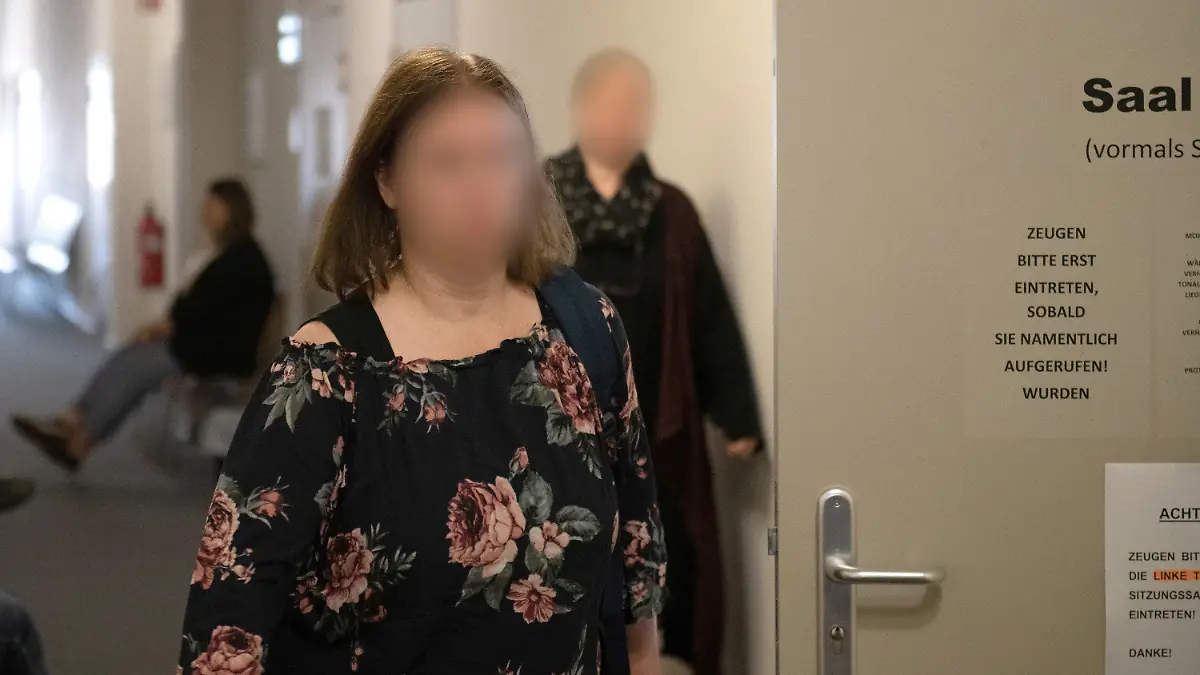 ARCHIV - 19.08.2019, Schleswig-Holstein, Lübeck: Die vierfache Mutter, die wegen Misshandlung angeklagt ist, geht zum Saal 315 am Landgericht Lübeck. Am Lübecker Landgericht wird der Prozess gegen eine 49 Jahre alte Mutter aus dem Kreis Ostholstein, die ihre vier gesunden Kinder bei Ärzten und Behörden als schwer krank dargestellt haben soll, um Sozialleistungen zu kassieren, am 04.11.2019 fortgesetzt. Die Angeklagte soll zwischen 2010 und 2016 unter anderem Arztberichte gefälscht und den Ärzten falsche Symptome geschildert haben. (ACHTUNG: Teile des Bildes aus persönlichkeitsrechtlichen Gründen unkenntlich gemacht.) Foto: Rainer Jensen/dpa +++ dpa-Bildfunk +++