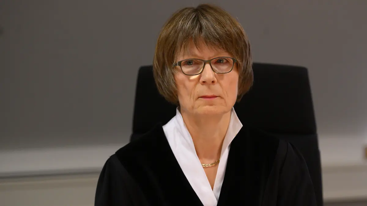 13.11.2019, Schleswig-Holstein, Lübeck: Die Vorsitzende Richterin Helga von Lukowicz sitzt im Saal 315 am Landgericht Lübeck. Am Morgen wird das Urteil gegen die vierfache Mutter, die wegen Misshandlung angeklagt ist, verkündet. Die 49 Jahre alte Angeklagte, die nicht fotografiert werden wollte, soll zwischen 2006 und 2010 den Behörden vorgetäuscht haben, dass ihre vier Kinder schwer krank seien, um widerrechtlich Sozialleistungen und Krankenkassenleistungen zu erhalten. Foto: Rainer Jensen/dpa +++ dpa-Bildfunk +++