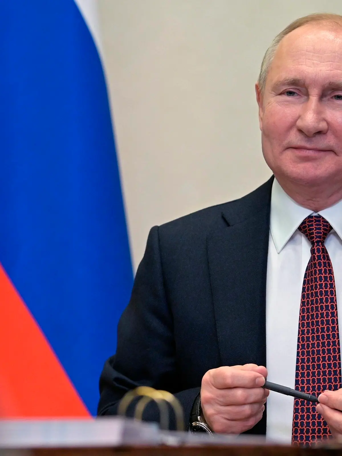 25.01.2022, Russland, Moskau: Wladimir Putin, Präsident von Russland, spricht mit den Mitgliedern der russischen Nationalmannschaft vor den Olympischen Winterspielen 2022 in Peking per Videokonferenz in seiner Residenz in Nowo-Ogarjowo. Foto: Alexei Nikolsky/Pool Sputnik Kremlin/AP/dpa +++ dpa-Bildfunk +++