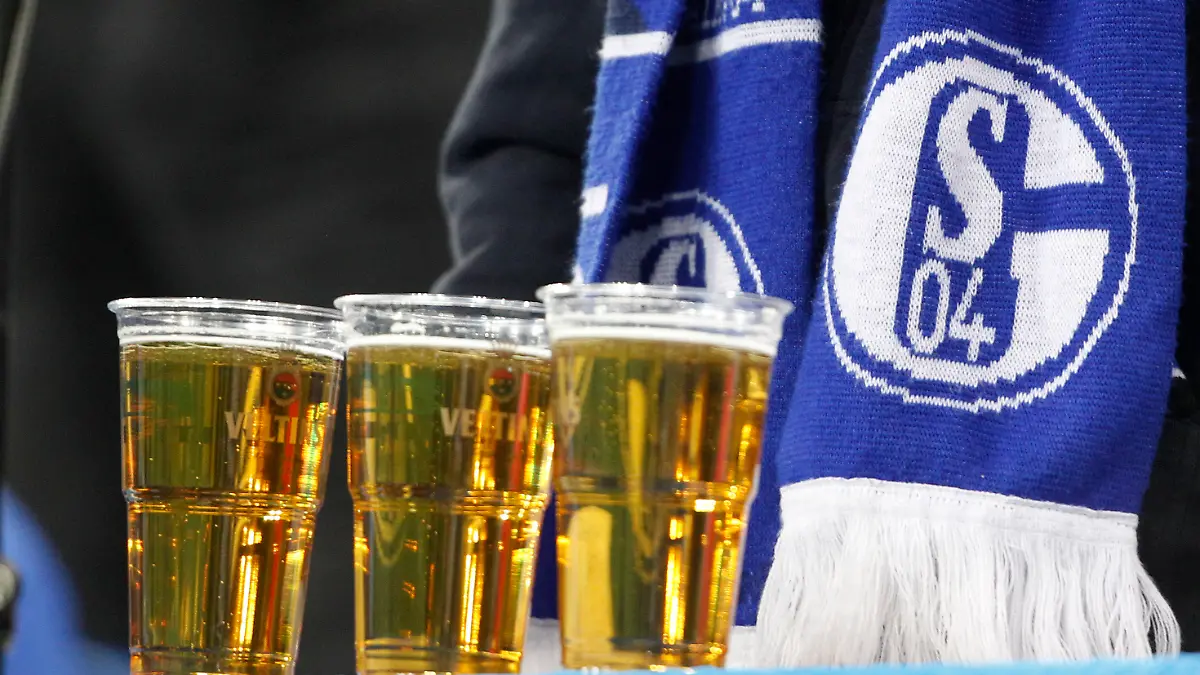 ARCHIV - 16.12.2016, Nordrhein-Westfalen, Gelsenkirchen: ILLUSTRATION - ARCHIV - Vor einem Schalke-Fan stehen am 17.12.2016 in Gelsenkirchen (Nordrhein-Westfalen) drei Becher Bier. Beim Revierderby gegen Dortmund darf kein Alkohol verkauft werden. (zu dpa: «Kein Alkohol beim Derby - Schalke hält Verbot nicht für sinnvoll») Foto: Roland Weihrauch/dpa +++ dpa-Bildfunk +++