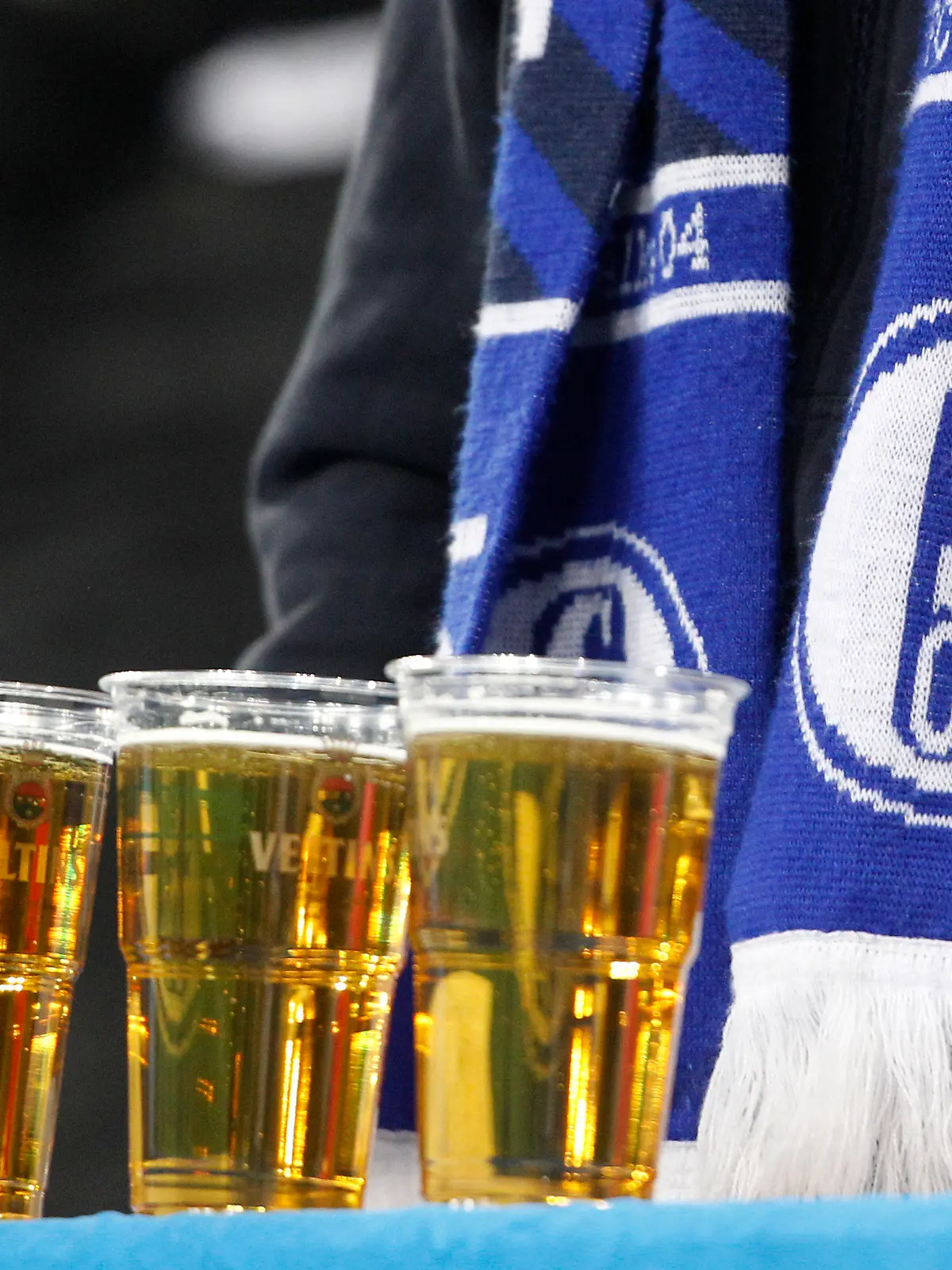 ARCHIV - 16.12.2016, Nordrhein-Westfalen, Gelsenkirchen: ILLUSTRATION - ARCHIV - Vor einem Schalke-Fan stehen am 17.12.2016 in Gelsenkirchen (Nordrhein-Westfalen) drei Becher Bier. Beim Revierderby gegen Dortmund darf kein Alkohol verkauft werden. (zu dpa: «Kein Alkohol beim Derby - Schalke hält Verbot nicht für sinnvoll») Foto: Roland Weihrauch/dpa +++ dpa-Bildfunk +++