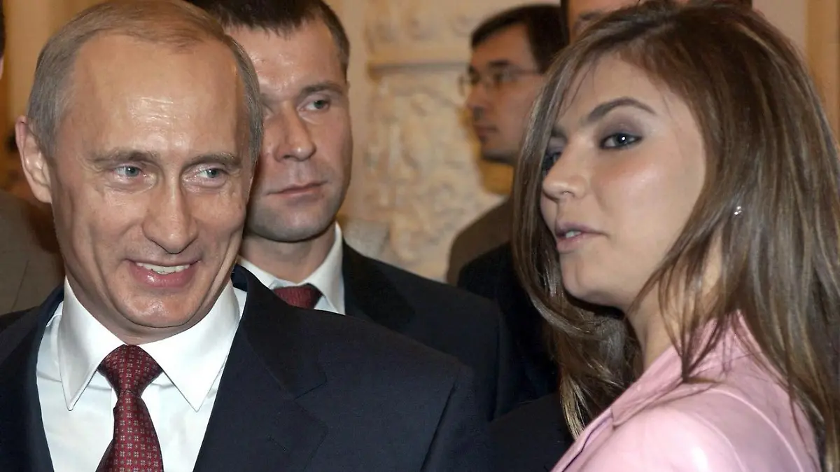(FILE) A file picture dated 04 November 2004 of Russian President Vladimir Putin (L) and Russian gymnast Alina Kabayeva in the Kremlin, Moscow, Russia. A Russian tabloid broke taboo by reporting on 11 April 2008 that Russia's president Vladimir Putin had divorced his wife Lyudimilla and plans to wed 24-year-old former Olympic gymnast Alina Kabayeva. EPA/PRESIDENTIAL PRESS SERVICE/ITAR-TASS POOL +++(c) dpa - Report+++ [ Rechtehinweis: (c) dpa - Report ]