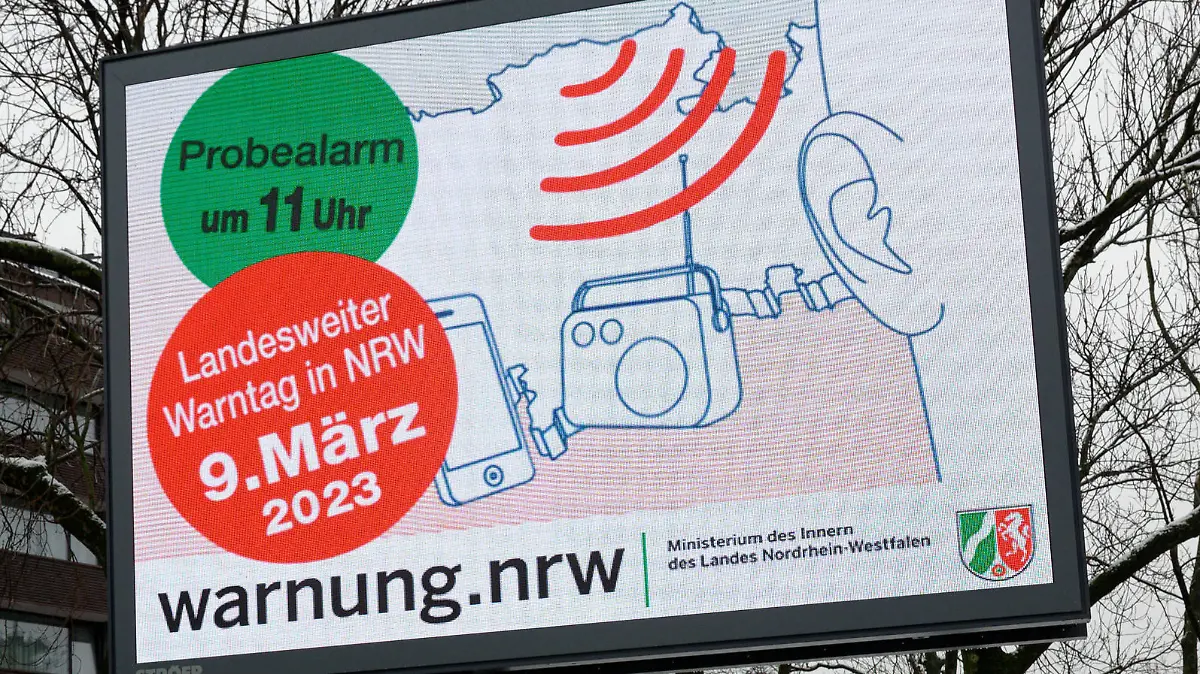 Im Vorfeld des landesweiten Warntages ist bei einem Fototermin eine digitale Anzeigetafel in der Innenstadt von Düsseldorf zu sehen. Erstmalig nutzt das Land Nordrhein-Westfalen die 1100 Anlagen eines deutschen Unternehmens zum Probealarm am landesweiten Warntag am 09. März.