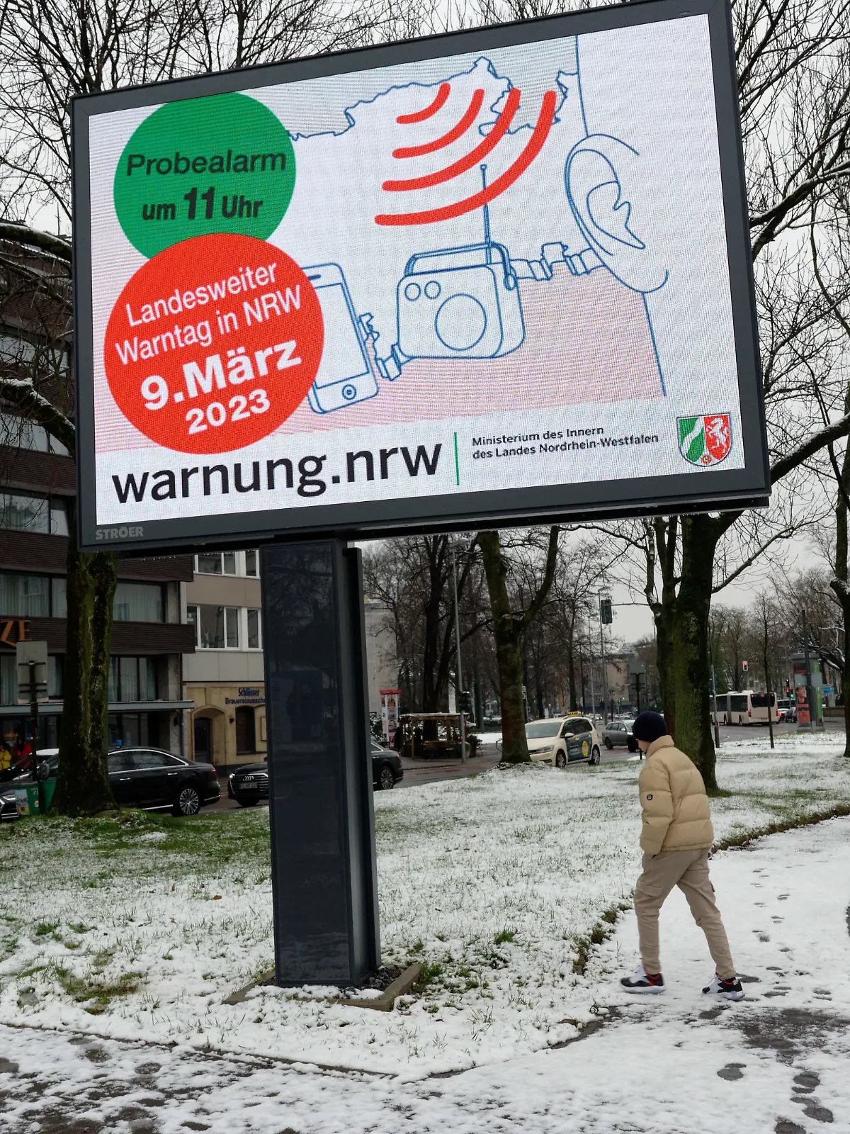 Im Vorfeld des landesweiten Warntages ist bei einem Fototermin eine digitale Anzeigetafel in der Innenstadt von Düsseldorf zu sehen. Erstmalig nutzt das Land Nordrhein-Westfalen die 1100 Anlagen eines deutschen Unternehmens zum Probealarm am landesweiten Warntag am 09. März.