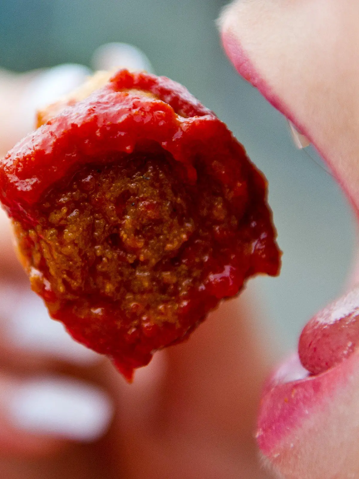 ARCHIV - Eine Frau isst am 14.02.2014 in Berlin ein an einem Imbiss ein Stück Currywurst. Knapp jeder zweite Deutsche isst nach einer Umfrage aus Gründen des Umwelt- oder Klimaschutzes weniger Fleisch. (zu dpa "Umfrage: Viele essen weniger Fleisch - nach eigenen Angaben" vom 13.01.2017) Foto: Daniel Bockwoldt/dpa +++(c) dpa - Bildfunk+++