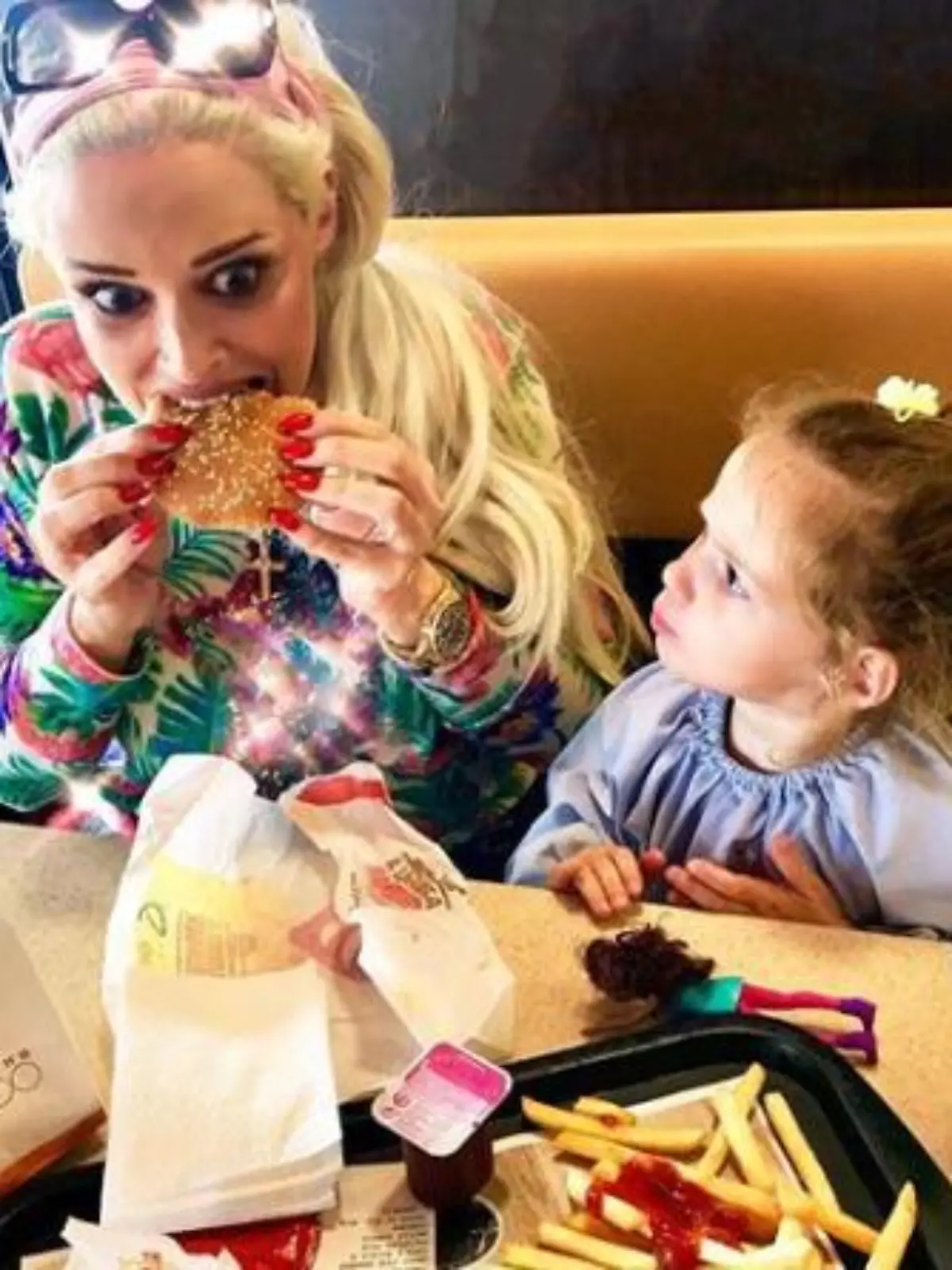 Daniela Katzenberger beißt genüsslich in einen Burger.