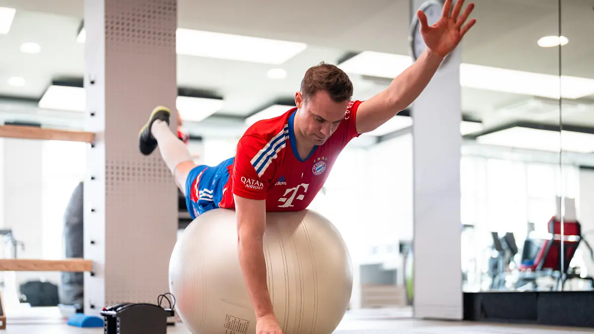 02.03.2023, Bayern, München: Manuel Neuer bei Cardio-Übungen im Fitnessraum des deutschen Rekordmeisters FC Bayern München. Nationaltorwart Manuel Neuer trainiert nach seinem Unterschenkelbruch täglich an seiner Rückkehr auf den Fußballplatz. Neuer hatte sich im Dezember den Unterschenkel gebrochen und wurde anschließend operiert. Foto: -/FC Bayern München/dpa - ACHTUNG: Nur zur redaktionellen Verwendung im Zusammenhang mit der aktuellen Berichterstattung und nur mit vollständiger Nennung des vorstehenden Credits +++ dpa-Bildfunk +++