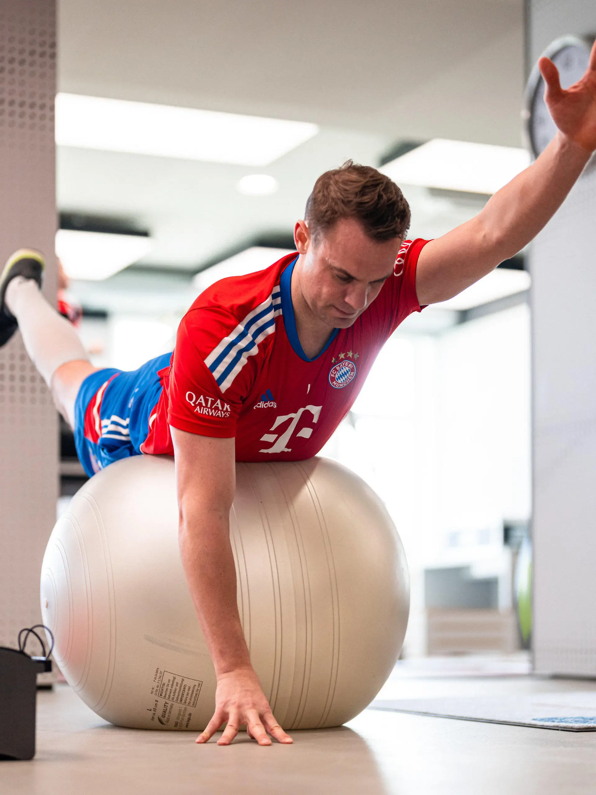 02.03.2023, Bayern, München: Manuel Neuer bei Cardio-Übungen im Fitnessraum des deutschen Rekordmeisters FC Bayern München. Nationaltorwart Manuel Neuer trainiert nach seinem Unterschenkelbruch täglich an seiner Rückkehr auf den Fußballplatz. Neuer hatte sich im Dezember den Unterschenkel gebrochen und wurde anschließend operiert. Foto: -/FC Bayern München/dpa - ACHTUNG: Nur zur redaktionellen Verwendung im Zusammenhang mit der aktuellen Berichterstattung und nur mit vollständiger Nennung des vorstehenden Credits +++ dpa-Bildfunk +++