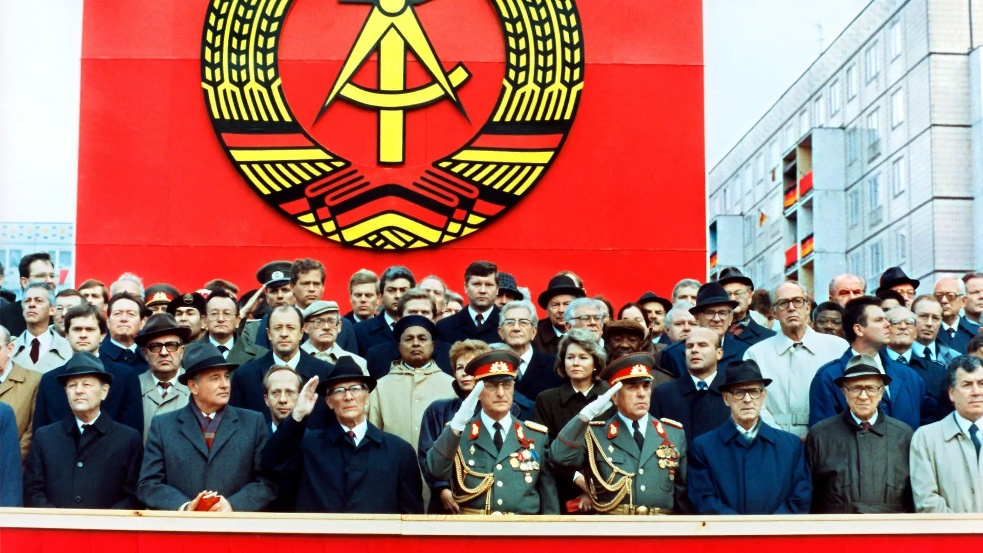 ARCHIV - 07.10.1989, DDR, Berlin: Die Ehrentribüne auf der Karl-Marx-Allee während der Militärparade am 7. Oktober 1989 in Ost-Berlin mit dem sowjetischen Staats- und Parteichef Michail Gorbatschow (2.v.l.), dem DDR-Staatsratsvorsitzenden und SED-Generalsekretär Erich Honecker (3.v.l.), Raissa Gorbatschowa (hinter Honecker), die Frau des sowjetischen Präsidenten und Willi Stoph (3.v.r.), Ministerpräsident der DDR. Mit einer Militärparade feierte die Führung der DDR die Gründung der Deutschen Demokratischen Republik vor 40 Jahren. (zu "Themenpaket 30 Jahre Mauerfall am 9. November 1989" Foto: ZB/ADN/dpa +++ dpa-Bildfunk +++