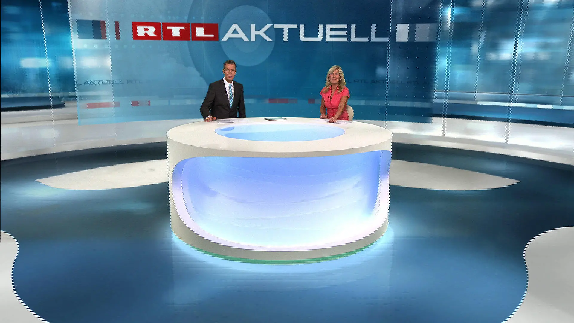 ARCHIV - HANDOUT - RTL-Chefredakteur Peter Kloeppel und Sportmoderatorin Ulrike von der Groeben stehen im September 2010 im «RTL aktuell» Studio. Foto: RTL/dpa (zu dpa "10.000 Mal 'RTL aktuell' und Kloeppels 17 Sekunden" vom 15.09.2015 - ACHTUNG: Verwendung nur für redaktionelle Zwecke im Zusammenhang mit der Berichterstattung über die 10.000 Sendung «RTL aktuell» und nur bei Urheber-Nennung Foto: RTL/dpa) +++(c) dpa - Bildfunk+++