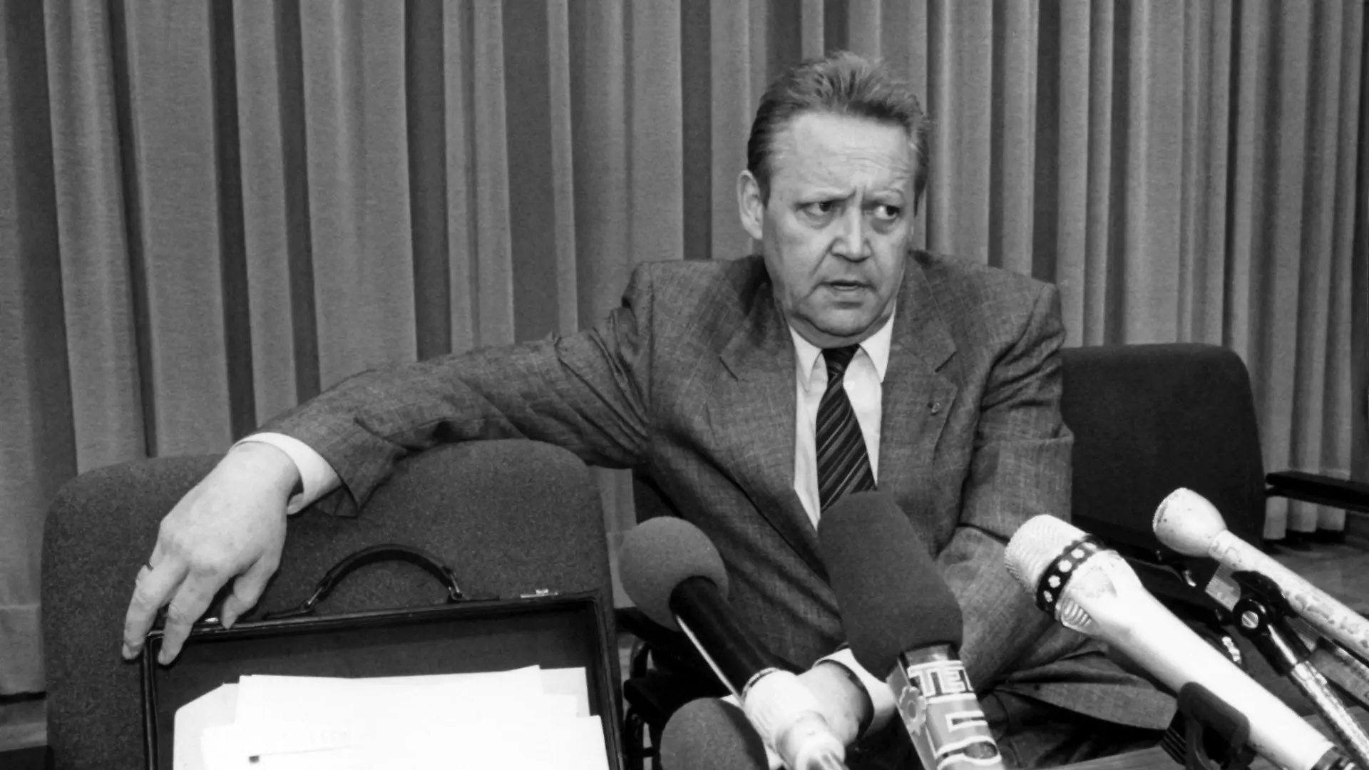 ARCHIV - 09.11.1989, Berlin: Ein ernstes Gesicht macht Günter Schabowski, Mitglied des Politbüros des ZK der SED und 1. Sekretär der SED-Bezirksleitung Berlin, auf der Pressekonferenz am 09.11.1989. Auf ihr gab Schabowski die Öffnung der Grenze bekannt. (zu "Themenpaket 30 Jahre Mauerfall am 9. November 1989") Foto: dpa +++ dpa-Bildfunk +++