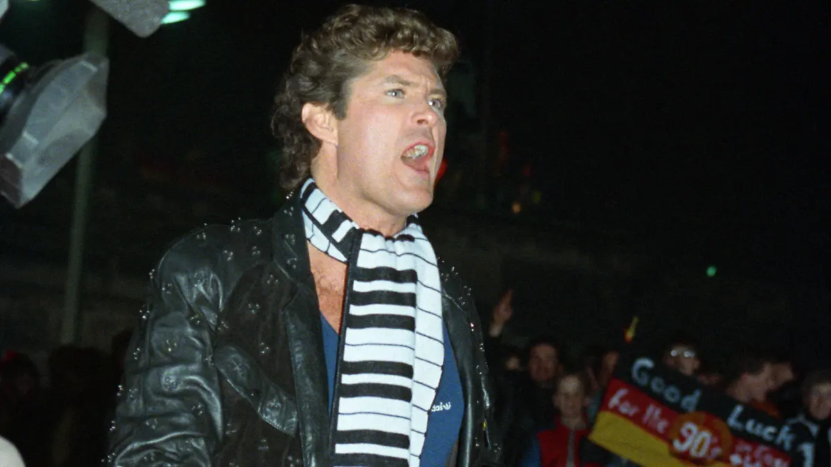 Der amerikanische Schauspieler und Sänger David Hasselhoff singt für die Berliner das Lied " Looking for Freedom" von einer Hebebühne aus bei der ersten deutsch-deutschen Silvesterfeier am Brandenburger Tor. Aufnahme vom 31.12.1989. Foto: Hermann Josef Wöstmann | Verwendung weltweit