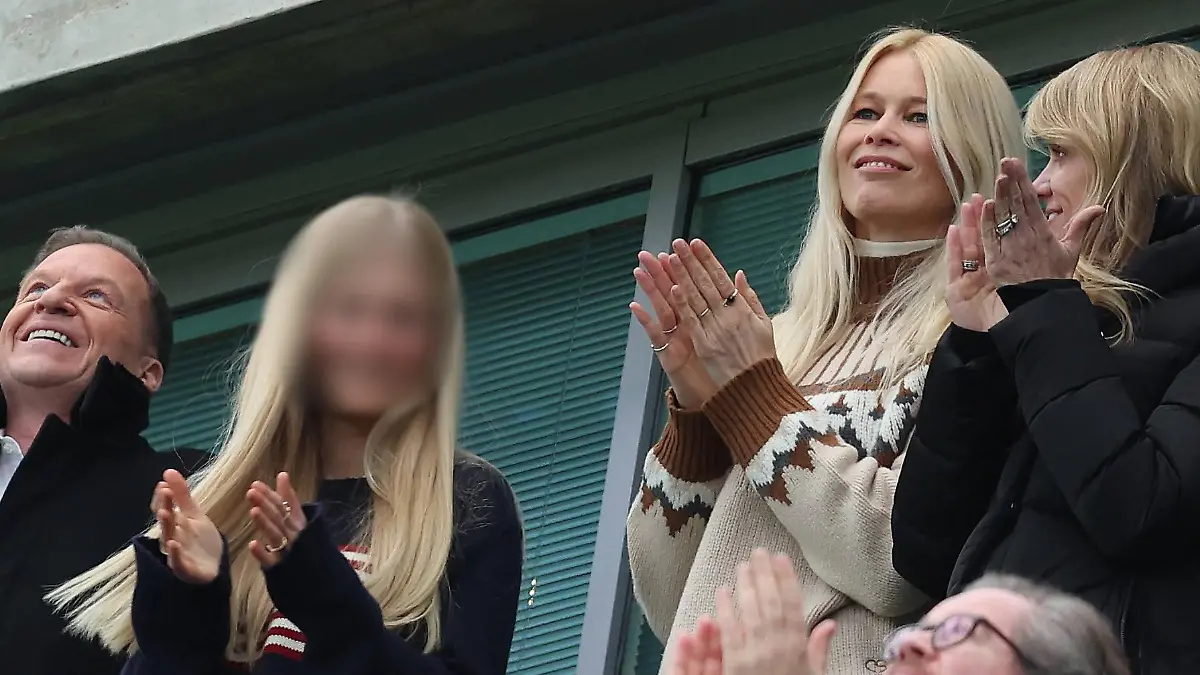 Cosima und Claudia Schiffer applaudieren auf einer Tribüne bei einem Fußballspiel.