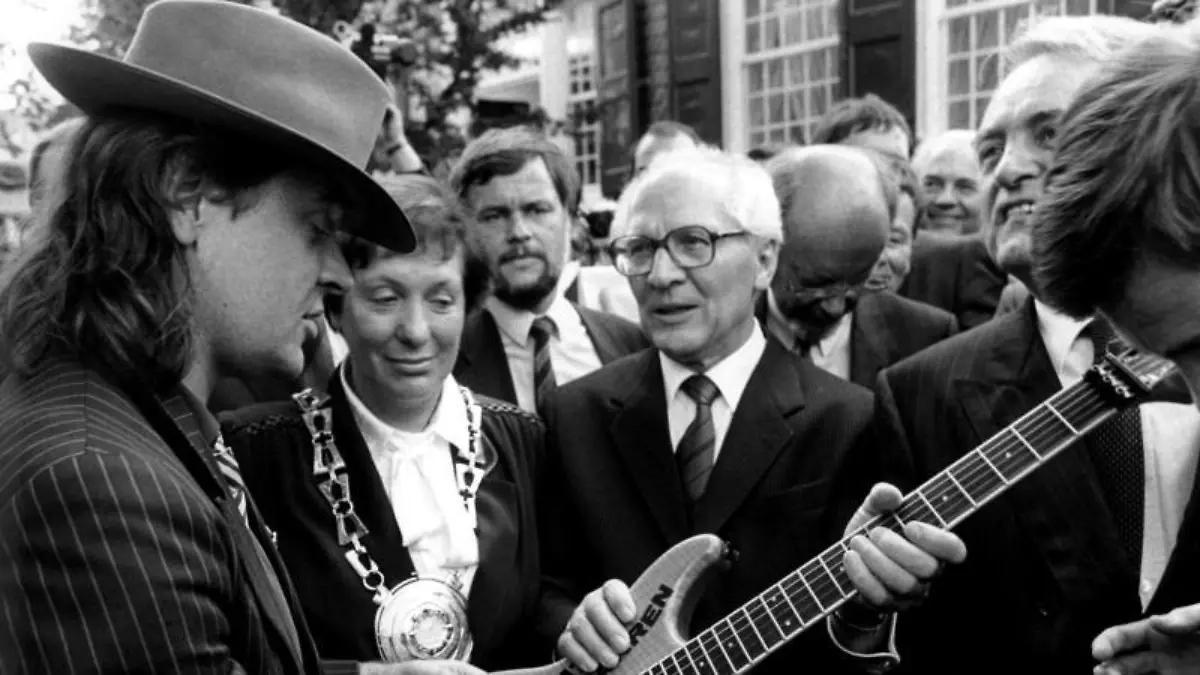Udo Lindenberg überrreicht Erich Honecker bei dessen Besuch 1987 in Wuppertal eine - laut Lindenberg - "nicht ganz billige Gitarre" mit der Aufschrift "Gitarren statt Knarren" übereicht. Foto: Franz-Peter Tschauner