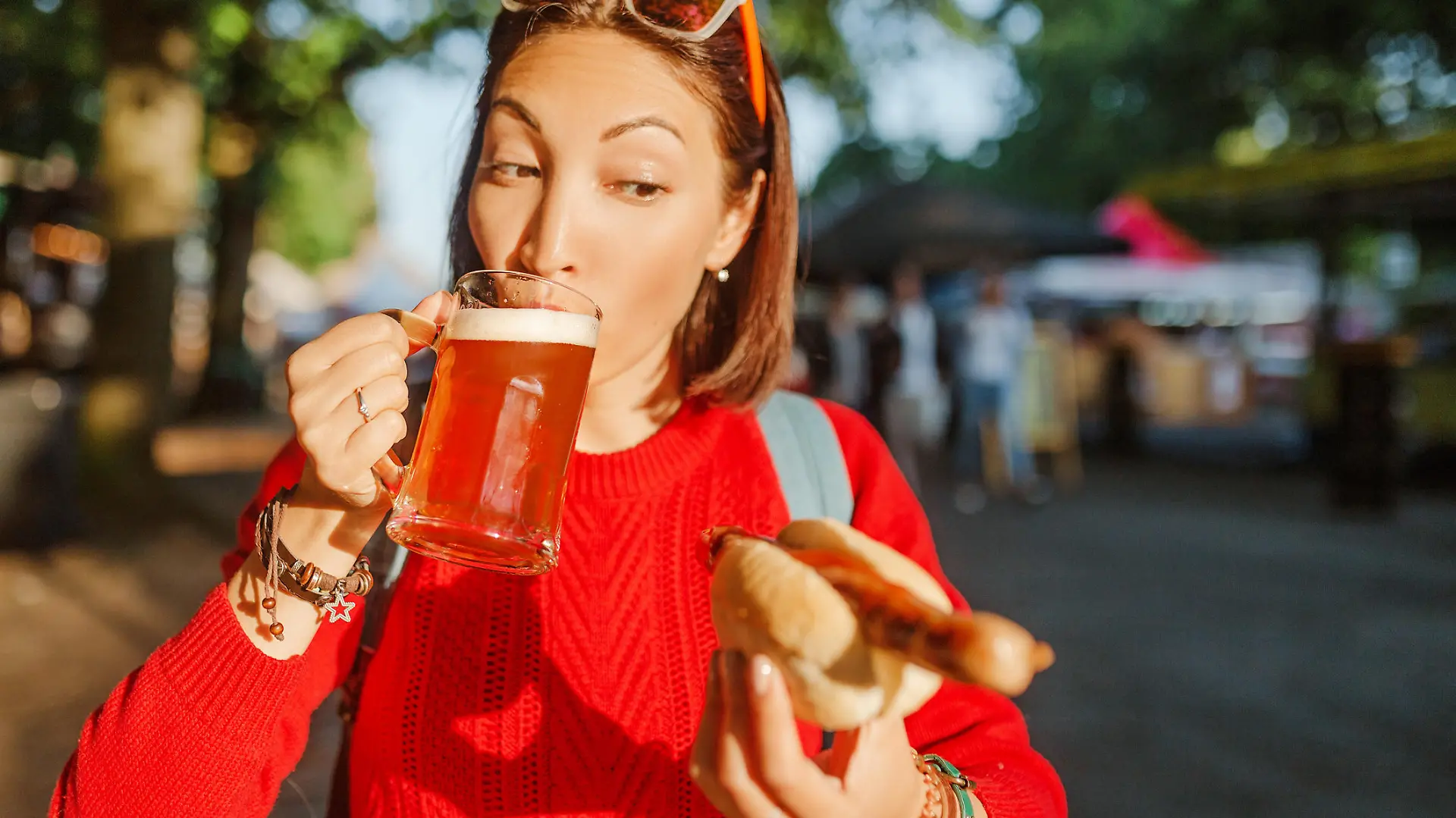 Frau mit Bier und Bratwurst