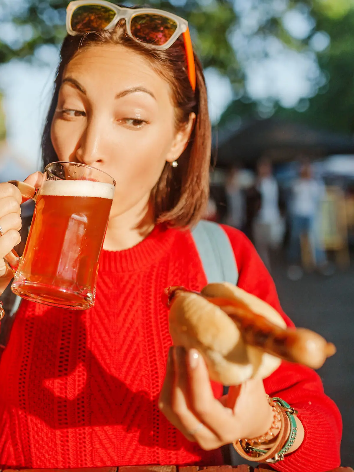 Frau mit Bier und Bratwurst