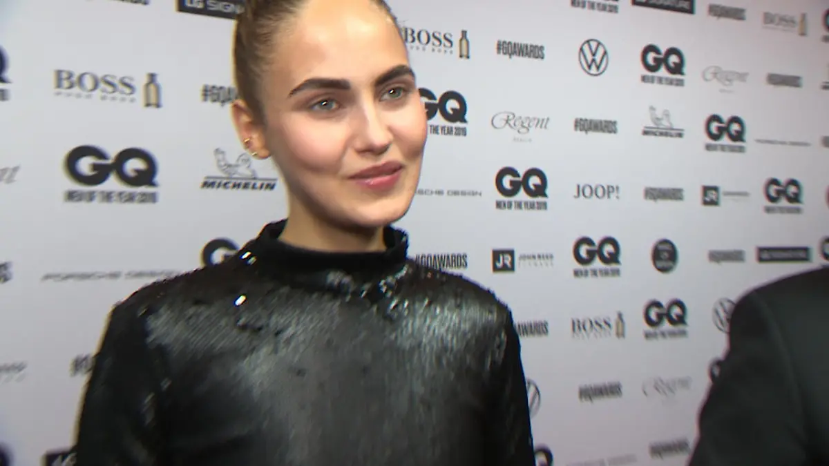 Elena Carrière lernt Männer am liebsten in Jogginghose kennen Dating ganz gemütlich