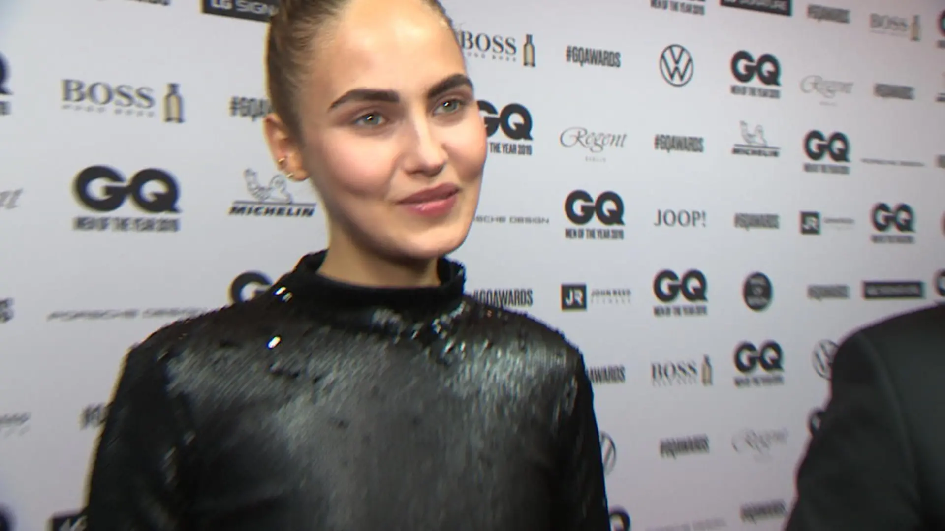 Elena Carrière lernt Männer am liebsten in Jogginghose kennen Dating ganz gemütlich