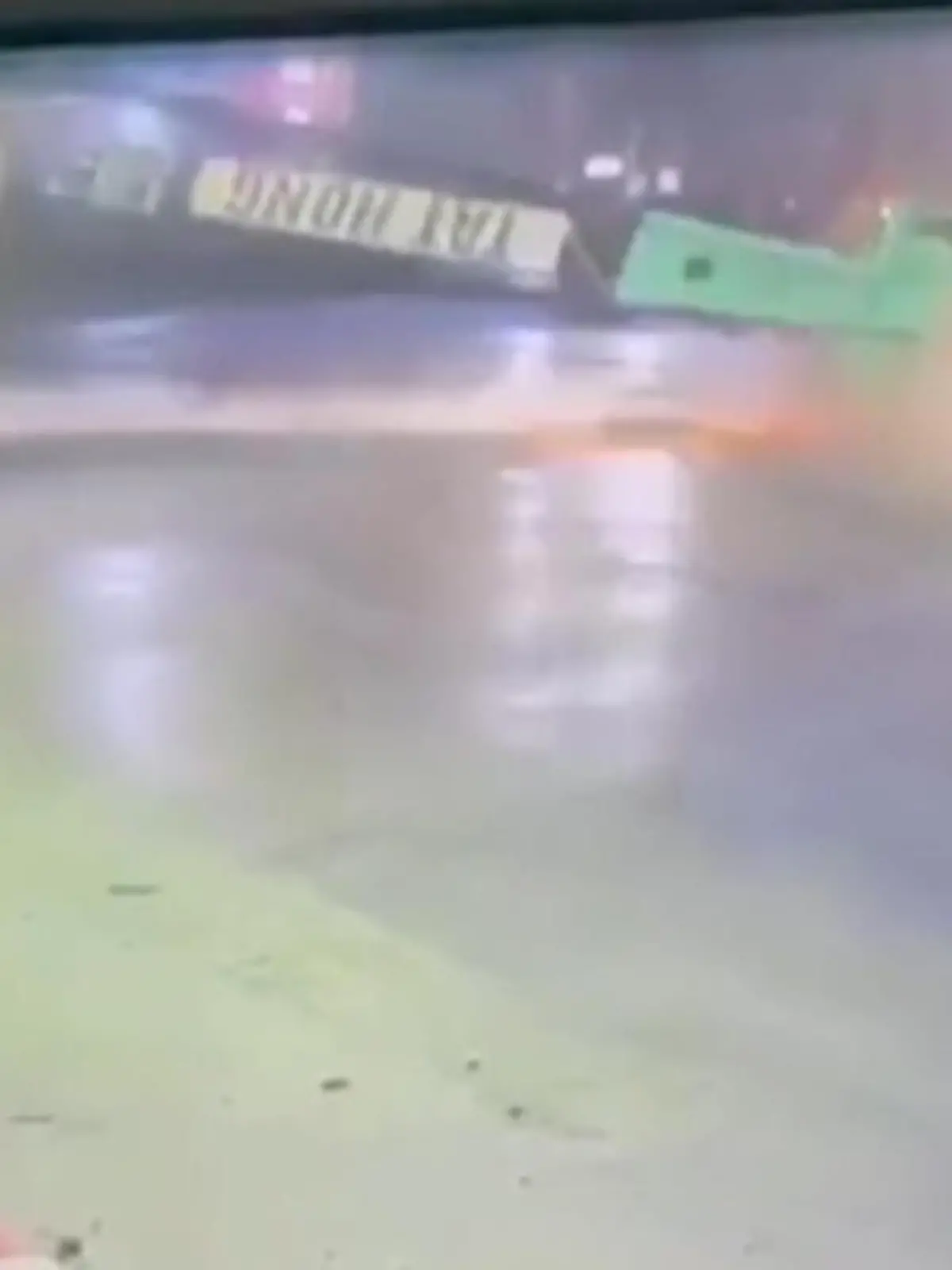 Es sind Bilder, die den Atem kurz stocken lassen – ein Kran stürzt auf eine befahrene Straße in Bagkok (Thailand). Und es ist nicht der erste Unfall. Die sogenannte Rama II ist berüchtigt als Straße mit den „unendlichen“ Bauarbeiten und es soll dort schon mehrere Unfälle dank genau dieser Bauarbeiten gegeben haben. Wie sich die Menschen vor dem Kran retten konnten, das sehen Sie im Video.