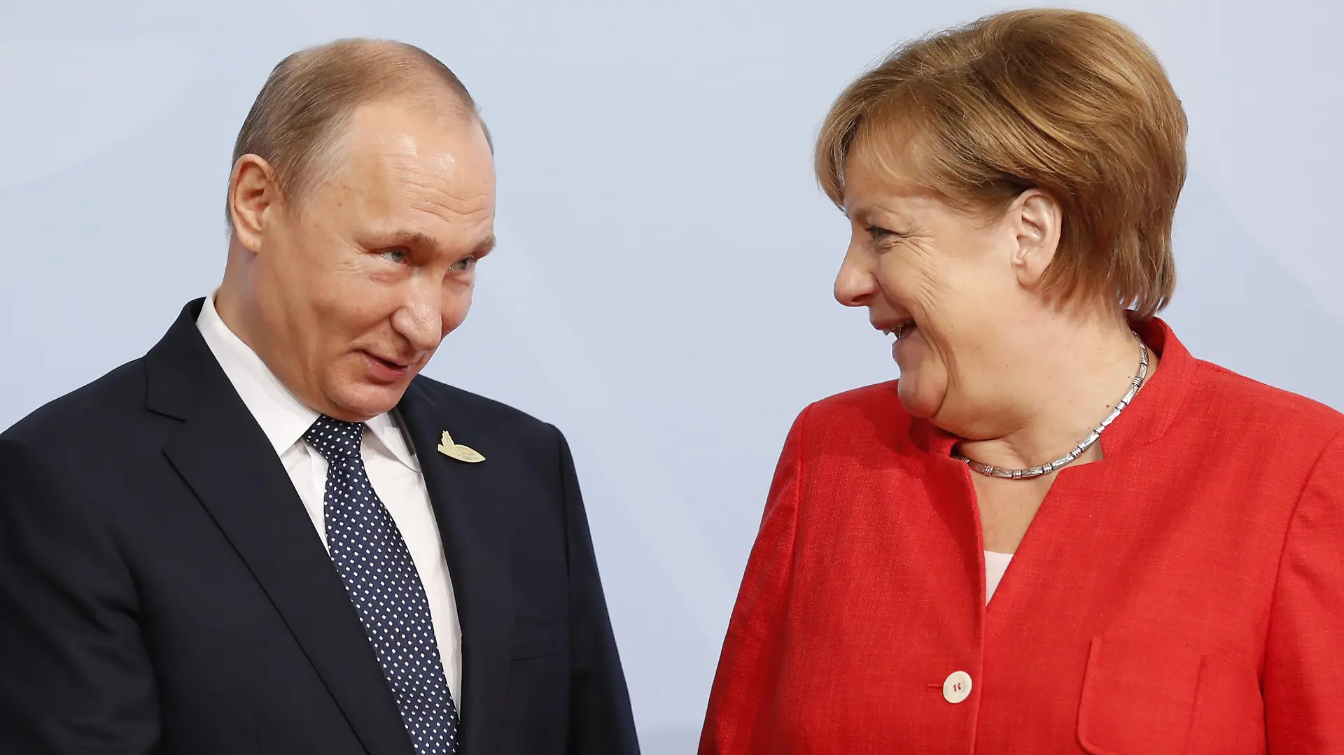 Russlands Präsident Wladimir Putin und Bundeskanzlerin Angela Merkel bei der Begrüssung zum G20 Gipfel in den Hamburger Messehallen

/ 070717

*** G20: Arrivals at Hamburg Fair and Congress Center, Hamburg, Germany - 07 Jul 2017 ***