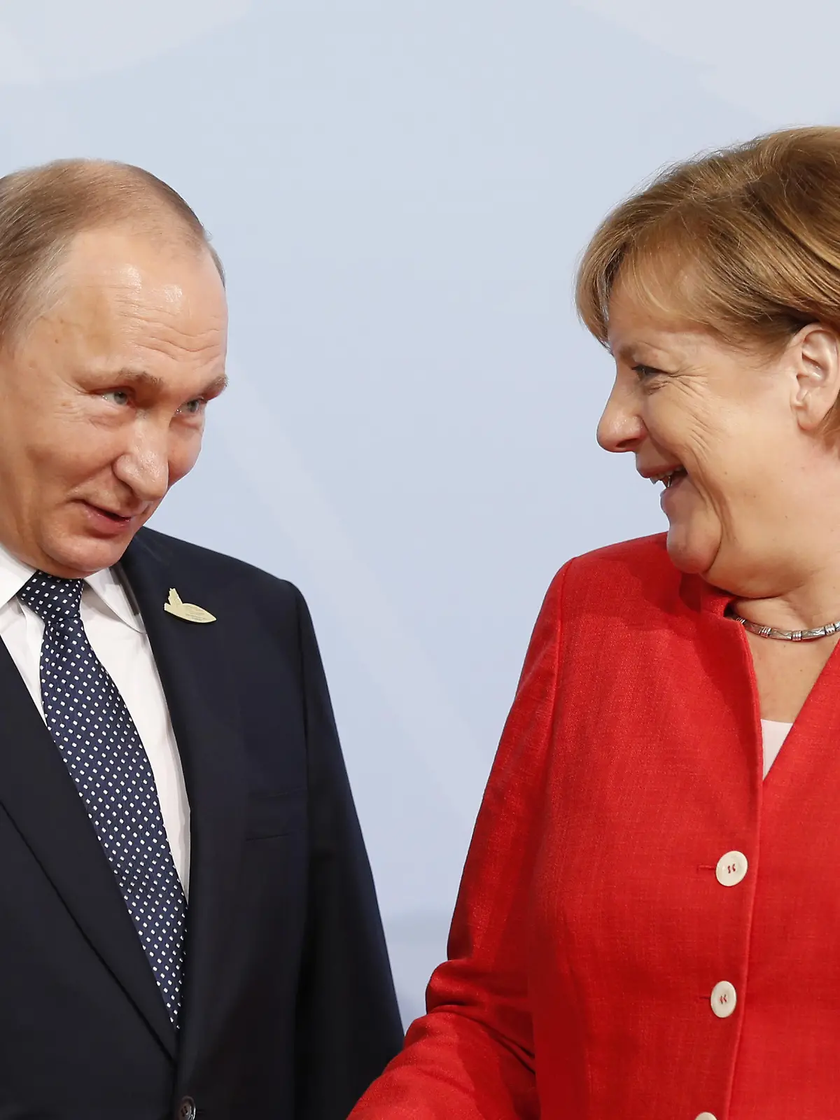 Russlands Präsident Wladimir Putin und Bundeskanzlerin Angela Merkel bei der Begrüssung zum G20 Gipfel in den Hamburger Messehallen

/ 070717

*** G20: Arrivals at Hamburg Fair and Congress Center, Hamburg, Germany - 07 Jul 2017 ***