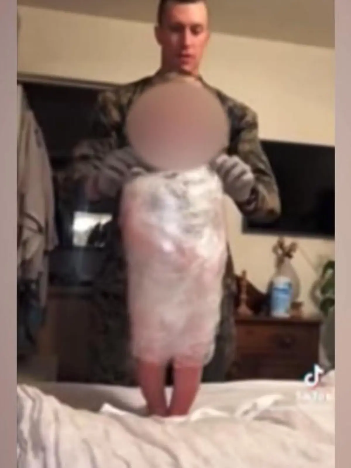 Kurz nachdem Influencerin Savannah Glembin dieses Video von ihrem kleinen Sohn Gunner und ihrem Ehemann gepostet hat, steht die Polizei vor ihrer Tür. Sie nehmen das Kind mit und übergeben es dem Jugendamt. Der Vorwurf des Kindesmissbrauchs steht im Raum.