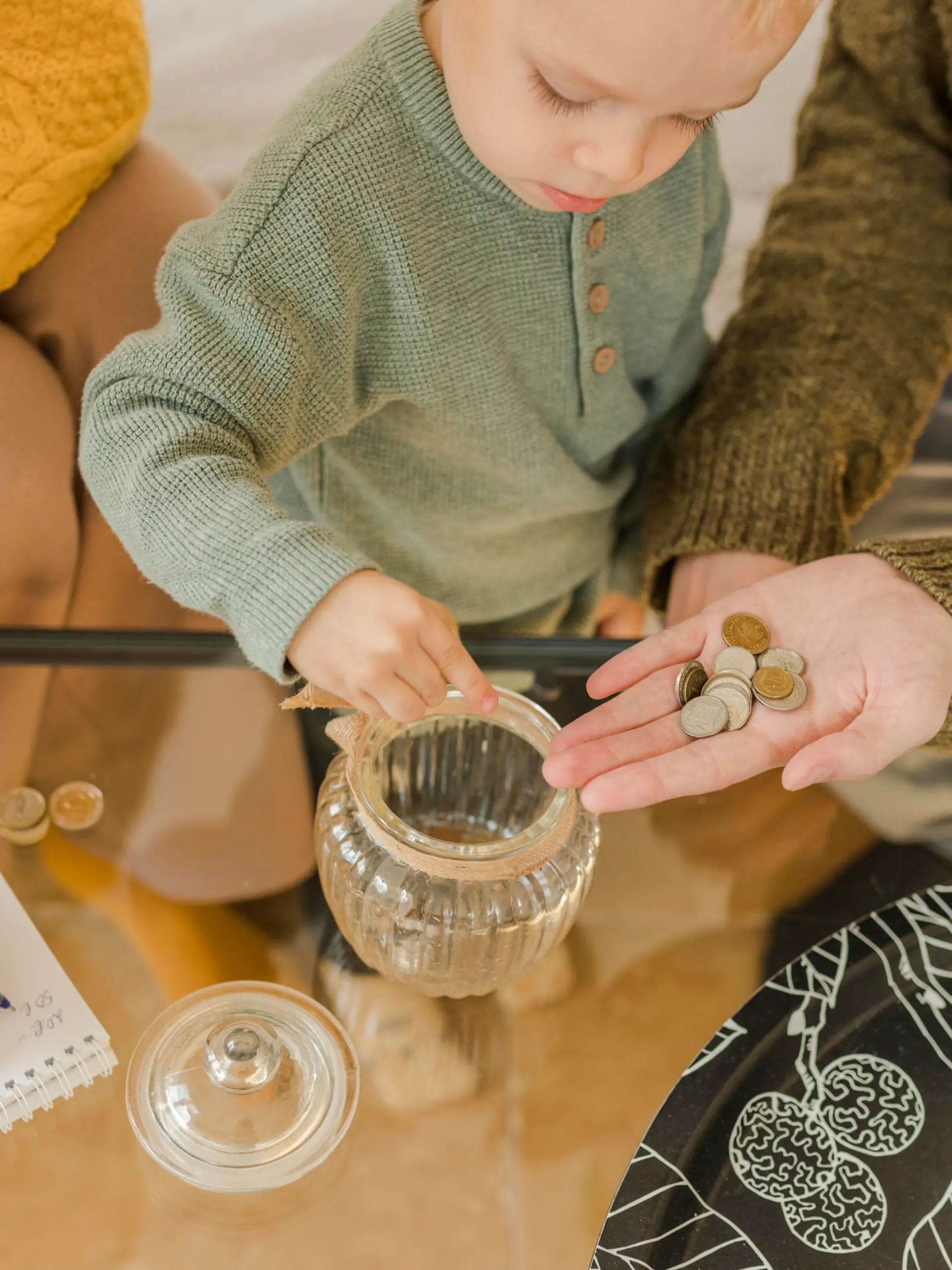 Parents with boy counting coins at home || Modellfreigabe vorhanden