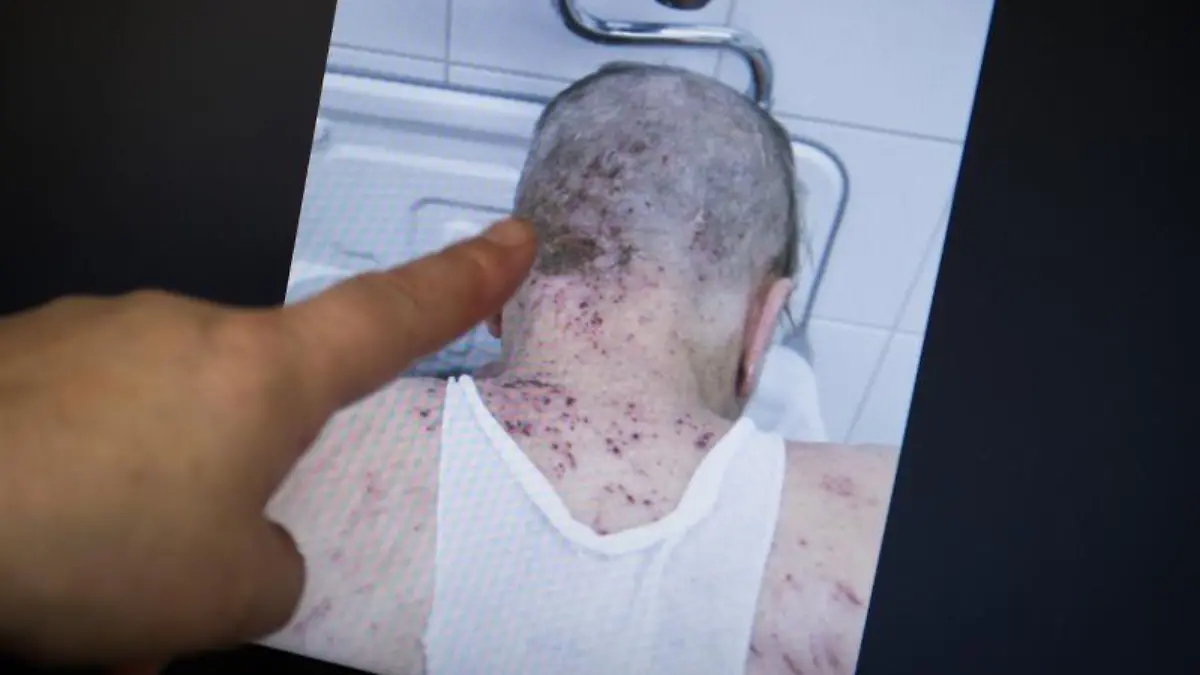 Ärztin zeigt ein Patientenfoto