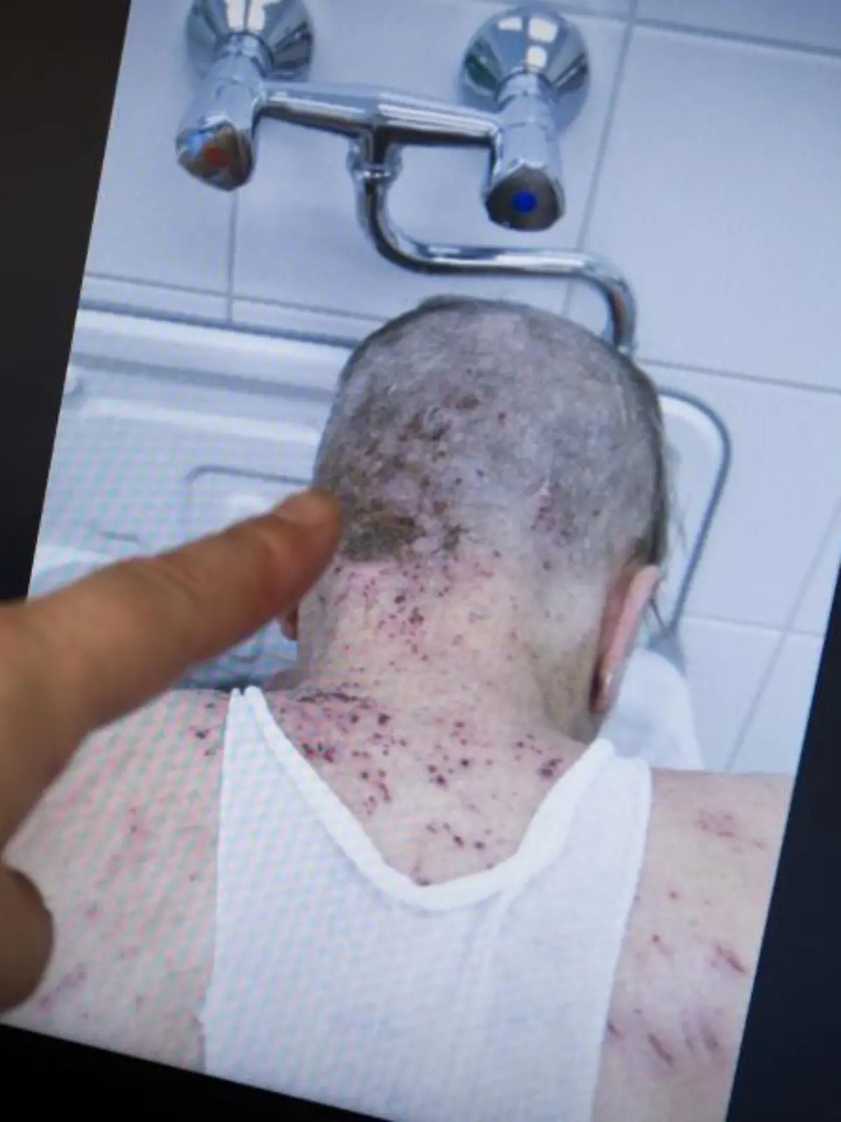 Ärztin zeigt ein Patientenfoto
