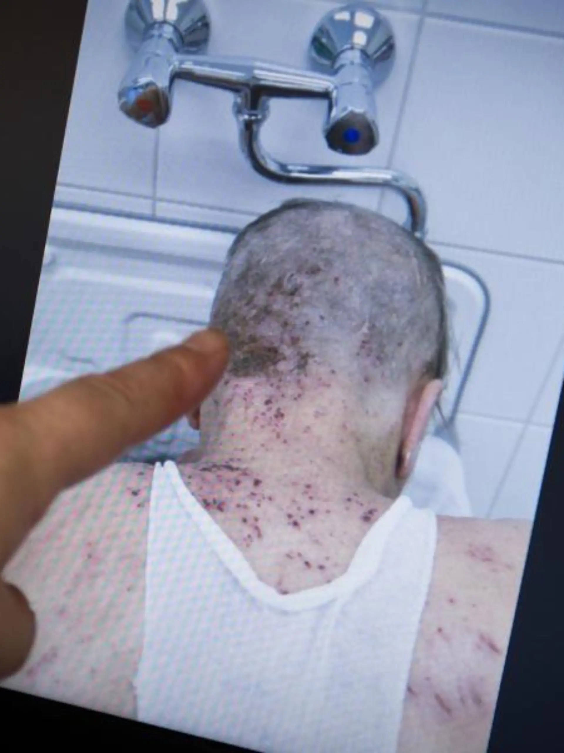 Ärztin zeigt ein Patientenfoto