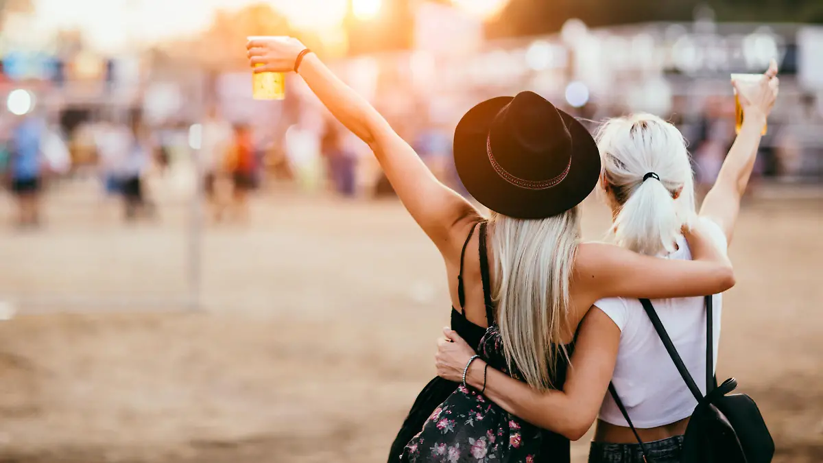 Schocker-Video vom Musikfestival: Eine Frau spritzt mit Muttermilch um sich.