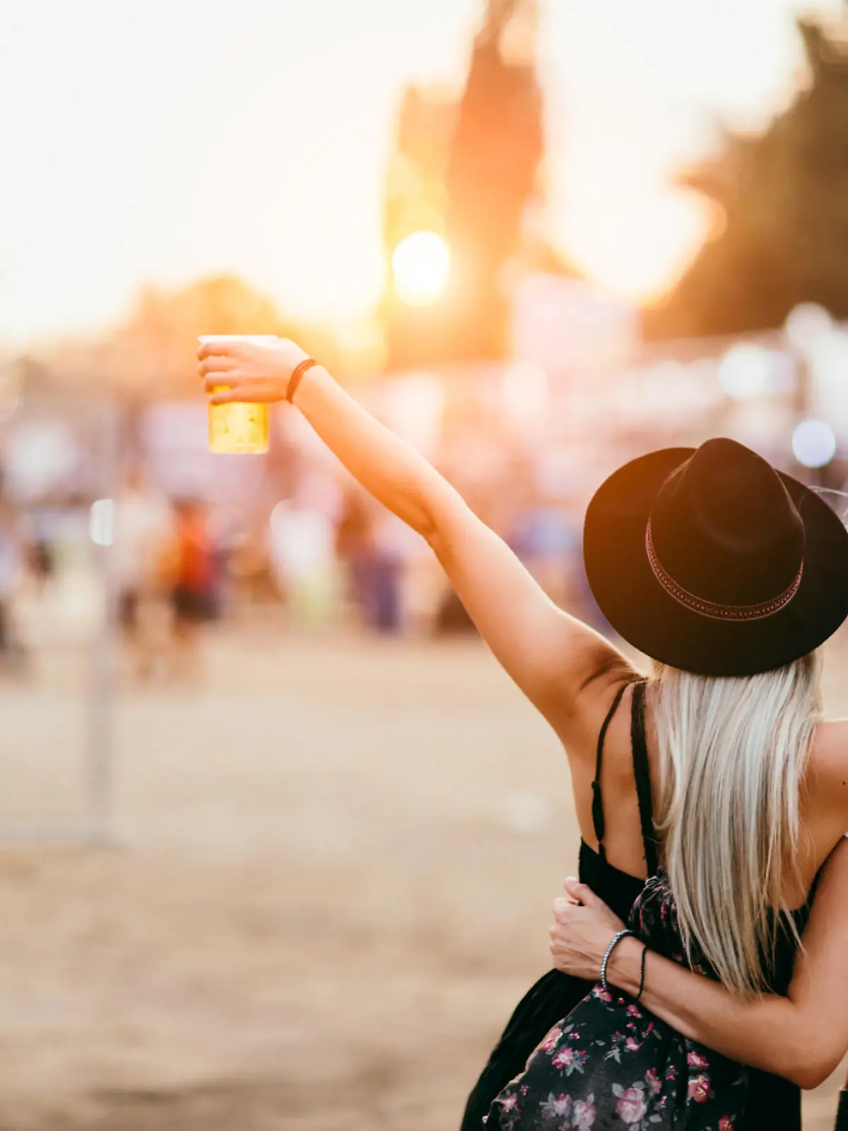 Schocker-Video vom Musikfestival: Eine Frau spritzt mit Muttermilch um sich.