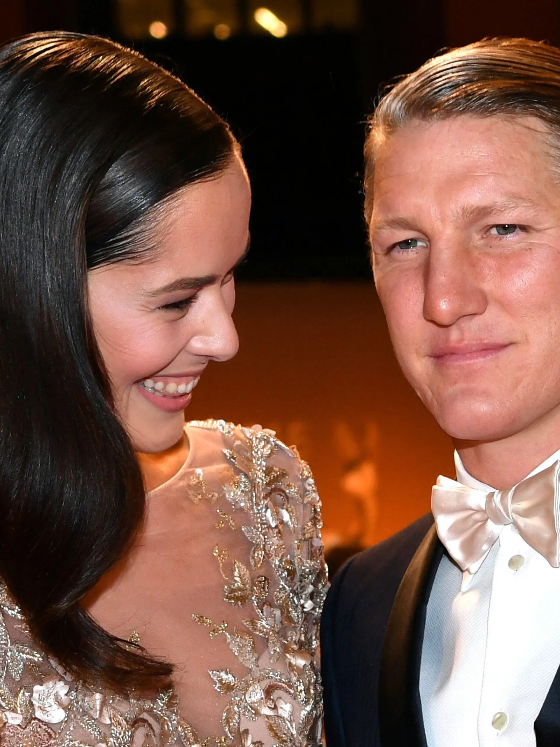 ARCHIV - ARCHIV - 17.11.2016, Berlin: Fußballspieler
Bastian Schweinsteiger und seine Frau Ana Ivanovic kommen zur Bambi-Verleihung. (zu dpa-Meldung: «Schweinsteiger vor Vaterfreuden: Bei Chicagos Niederlage nicht dabei» vom 18.03.2018) Foto: Jens Kalaene/dpa-Zentralbild/dpa +++ dpa-Bildfunk +++