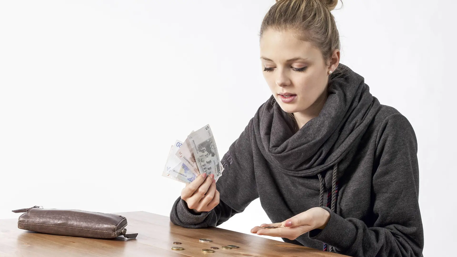 Junge Frau zaehlt Geld model-released Copyright: xMEVx ALLMVMEV113027