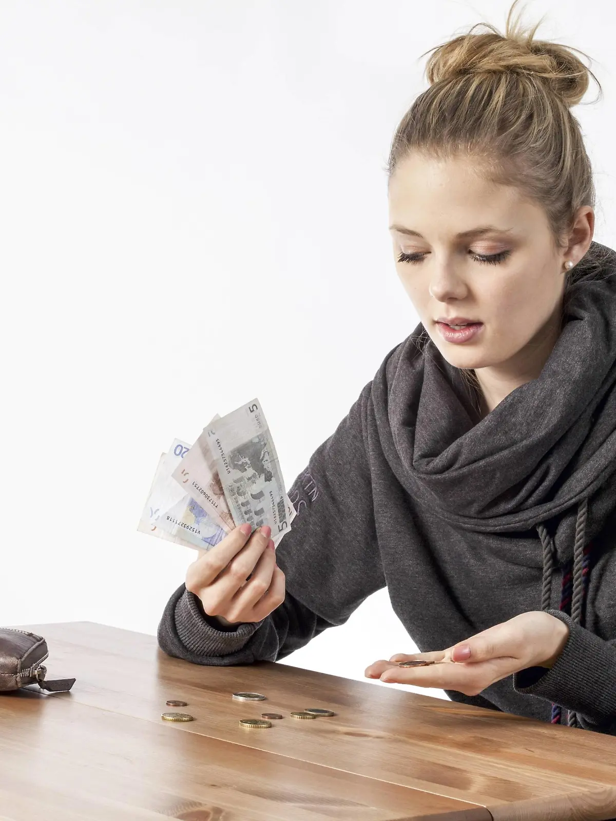  Junge Frau zaehlt Geld model-released Copyright: xMEVx ALLMVMEV113027