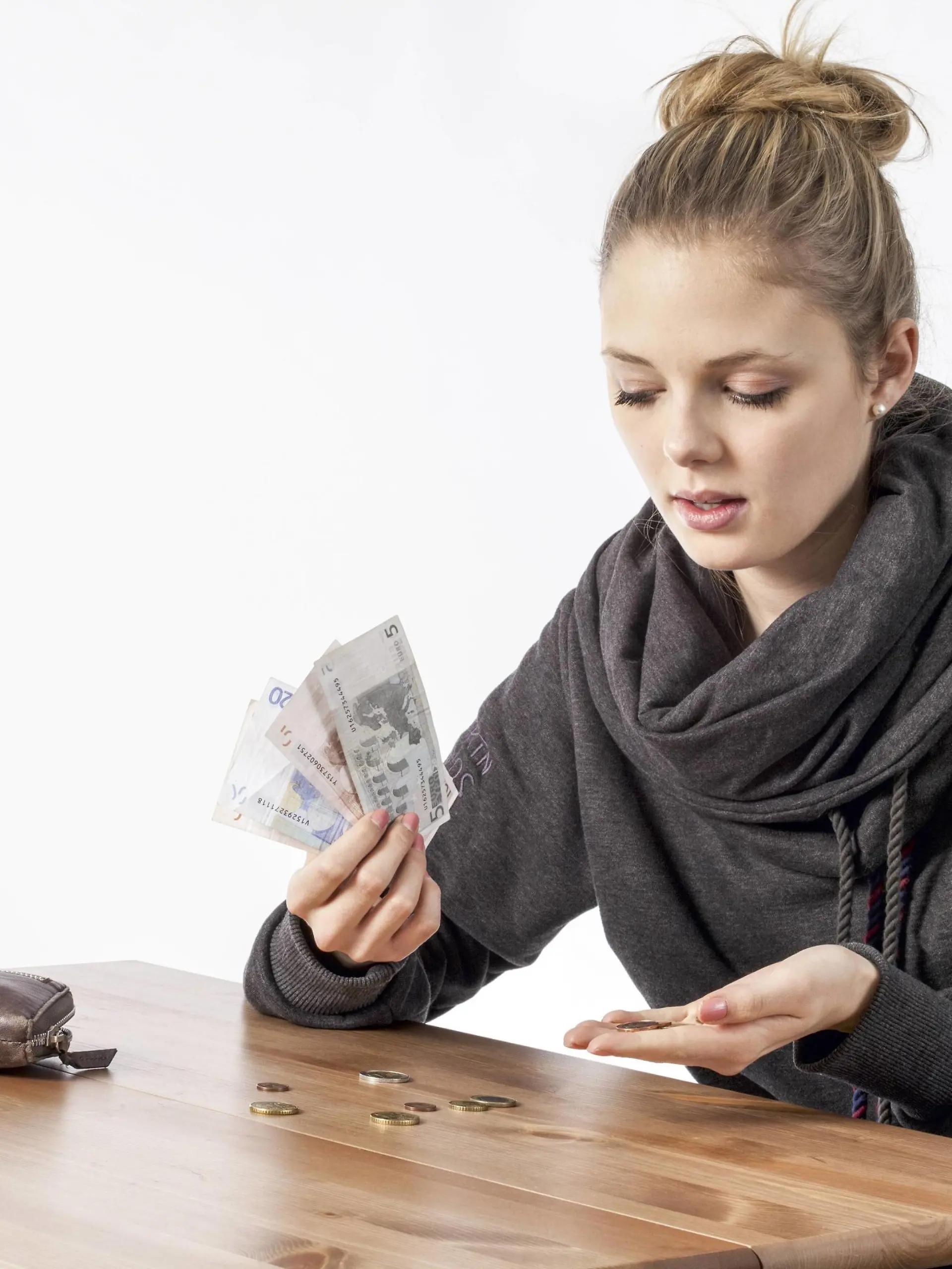  Junge Frau zaehlt Geld model-released Copyright: xMEVx ALLMVMEV113027