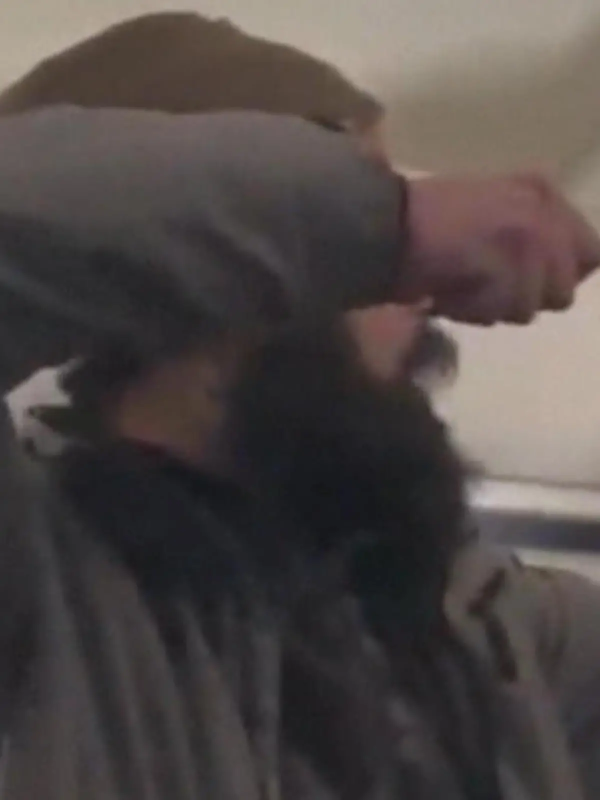 Wollte er das Flugzeug abstürzen lassen? Einem 33-Jährigen Mann droht nun eine lebenslange Haftstrafe. Der Vorwurf: Er versuchte, während des Fluges von Washington nach Boston die Tür eines Passagierflugzeugs zu öffnen. Weil das nicht klappte, griff er daraufhin das Flugpersonal mit einem abgebrochenen Löffel an. Insgesamt sechs Personen mussten den Angreifer fixieren.