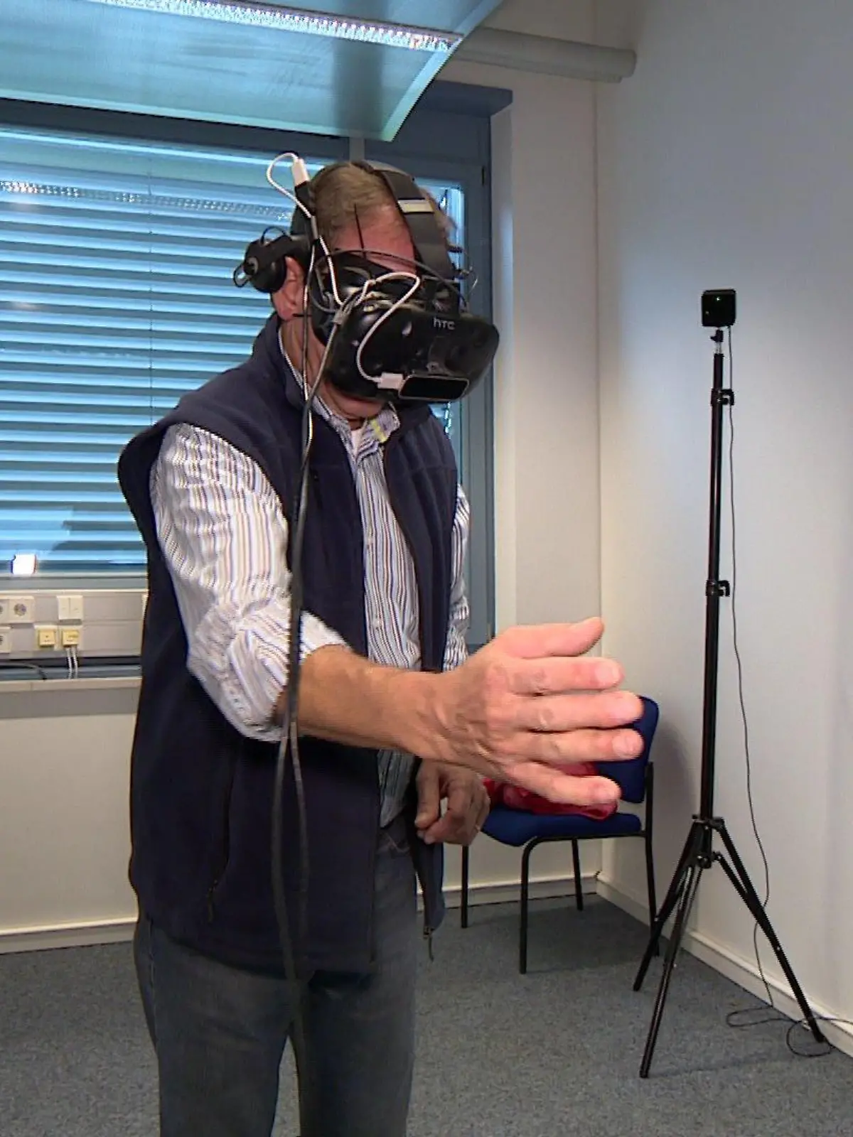 Proband möchte Nichtraucher werden dank VR-Brille.