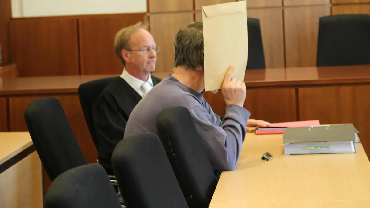 In front of the district court Hagen has started a murder trial. One is already charged with murder for prejudice. He is said to have killed a senior citizen in Schwerte. The special feature: He transferred his own arrest via Facebook to the Internet. The jury verdict probably falls on 29 August 2019 the verdict. The photo shows the defendant with his lawyer Martin Düerkop (Iserlohn). (Photo by Lukas Pohland/Pacific Press) | Verwendung weltweit, Keine Weitergabe an Wiederverkäufer.