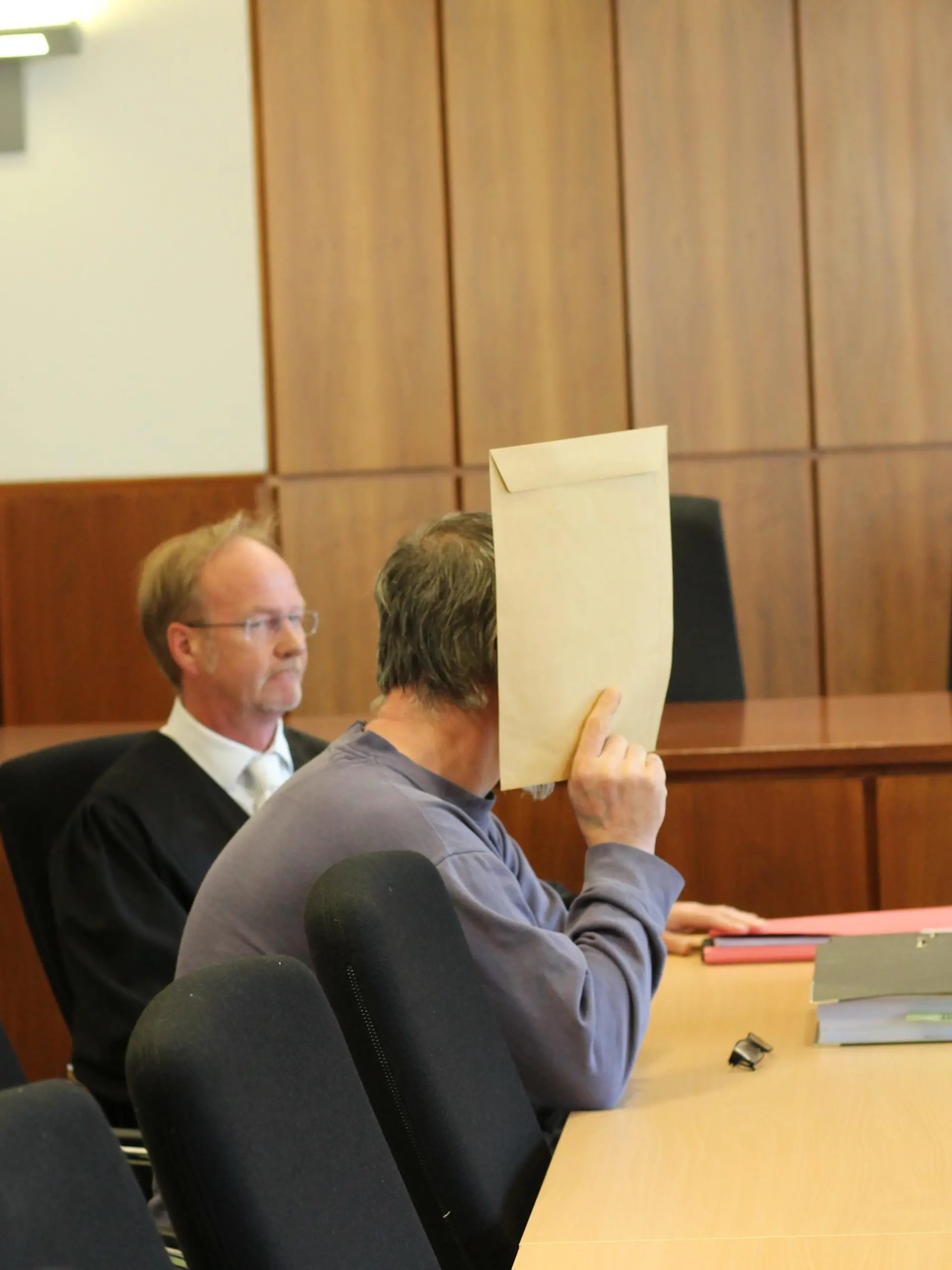 In front of the district court Hagen has started a murder trial. One is already charged with murder for prejudice. He is said to have killed a senior citizen in Schwerte. The special feature: He transferred his own arrest via Facebook to the Internet. The jury verdict probably falls on 29 August 2019 the verdict. The photo shows the defendant with his lawyer Martin Düerkop (Iserlohn). (Photo by Lukas Pohland/Pacific Press) | Verwendung weltweit, Keine Weitergabe an Wiederverkäufer.