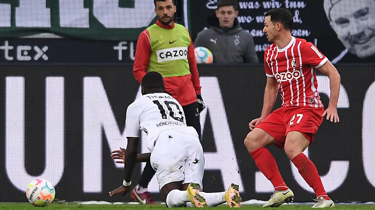 Fußball 1. Bundesliga 23. Spieltag Borussia Mönchengladbach - SC Freiburg am 04.03.2023 im Borussia-Park in Mönchengladbach Marcus Thuram  Mönchengladbach , links - Nicolas Höfler  Freiburg , rechts DFL regulations prohibit any use of photographs as image sequences and/or quasi-video. *** Soccer 1 Bundesliga 23 Matchday Borussia Mönchengladbach SC Freiburg on 04 03 2023 at Borussia Park in Mönchengladbach Marcus Thuram Mönchengladbach , left Nicolas Höfler Freiburg , right DFL regulations prohibit any use of photographs as image sequences and or quasi video xHDx