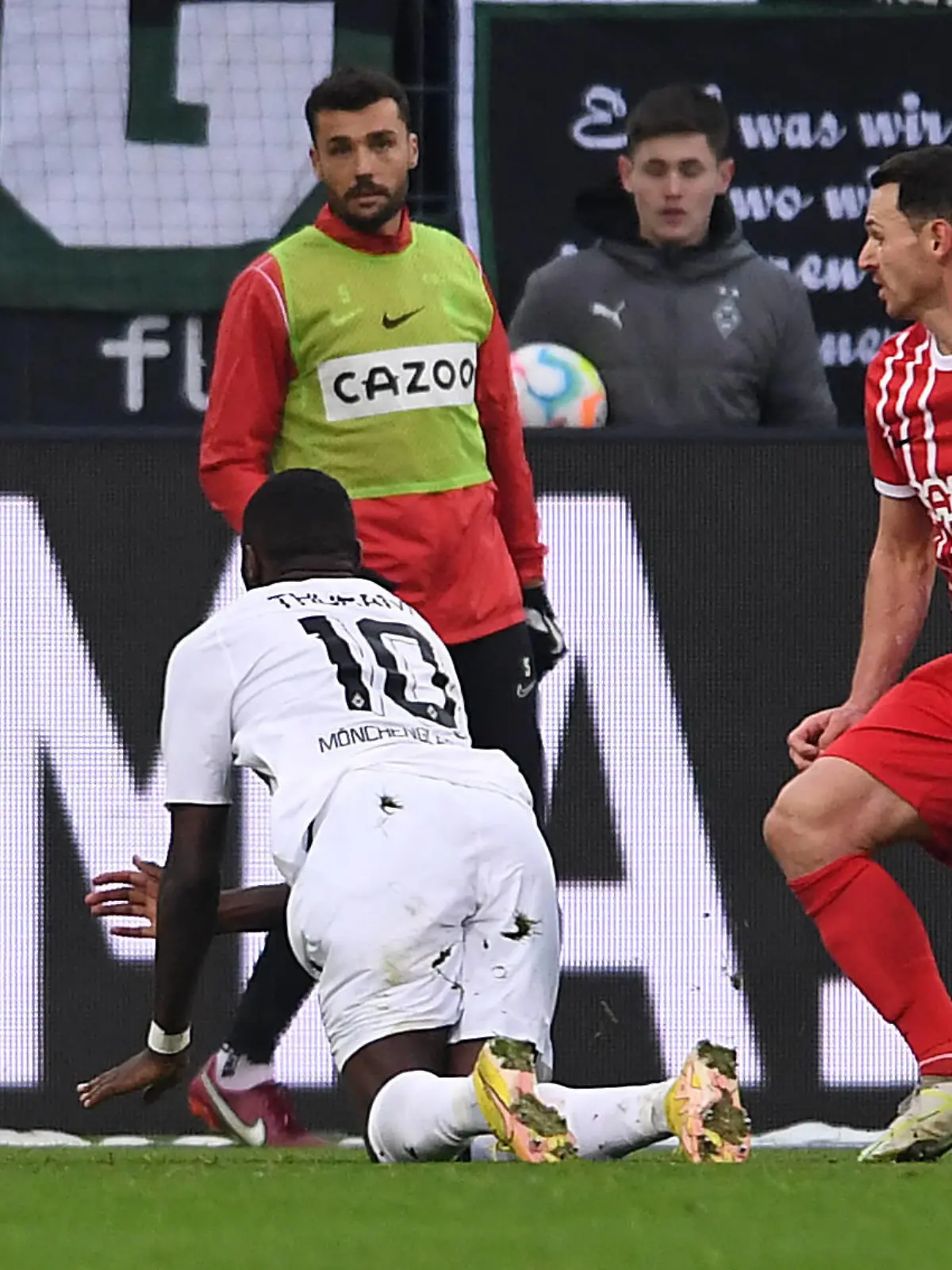 Fußball 1. Bundesliga 23. Spieltag Borussia Mönchengladbach - SC Freiburg am 04.03.2023 im Borussia-Park in Mönchengladbach Marcus Thuram  Mönchengladbach , links - Nicolas Höfler  Freiburg , rechts DFL regulations prohibit any use of photographs as image sequences and/or quasi-video. *** Soccer 1 Bundesliga 23 Matchday Borussia Mönchengladbach SC Freiburg on 04 03 2023 at Borussia Park in Mönchengladbach Marcus Thuram Mönchengladbach , left Nicolas Höfler Freiburg , right DFL regulations prohibit any use of photographs as image sequences and or quasi video xHDx