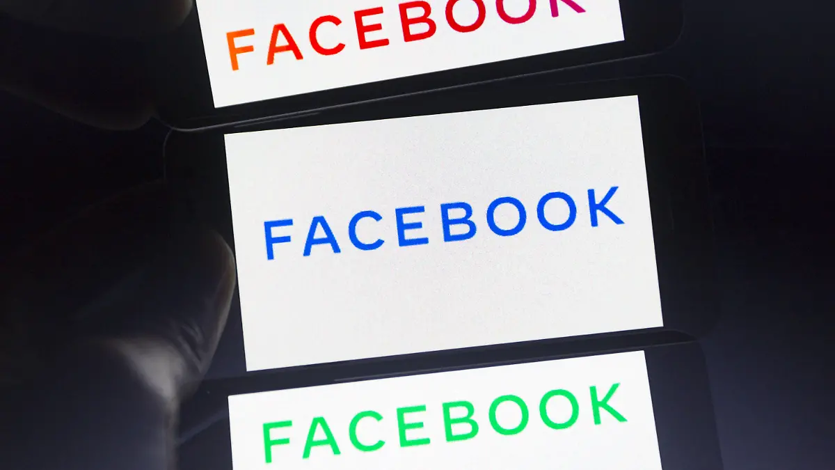 ILLUSTRATION - 05.11.2019, Paraguay, Asunción: Das neue Firmenlogo von Facebook wird auf einem Smartphone-Bildschirm gezeigt. (Mehrfachbelichtung). Facebook am Montag ein neues Logo mit dem selben Firmennamen für den Konzern vor. Es unterscheidet sich äußerlich vom Logo des Online-Netzwerks und soll künftig häufiger neben anderen Marken des Konzerns wie Instagram und WhatsApp stehen. Foto: Andre M. Chang/ZUMA Wire/dpa +++ dpa-Bildfunk +++
