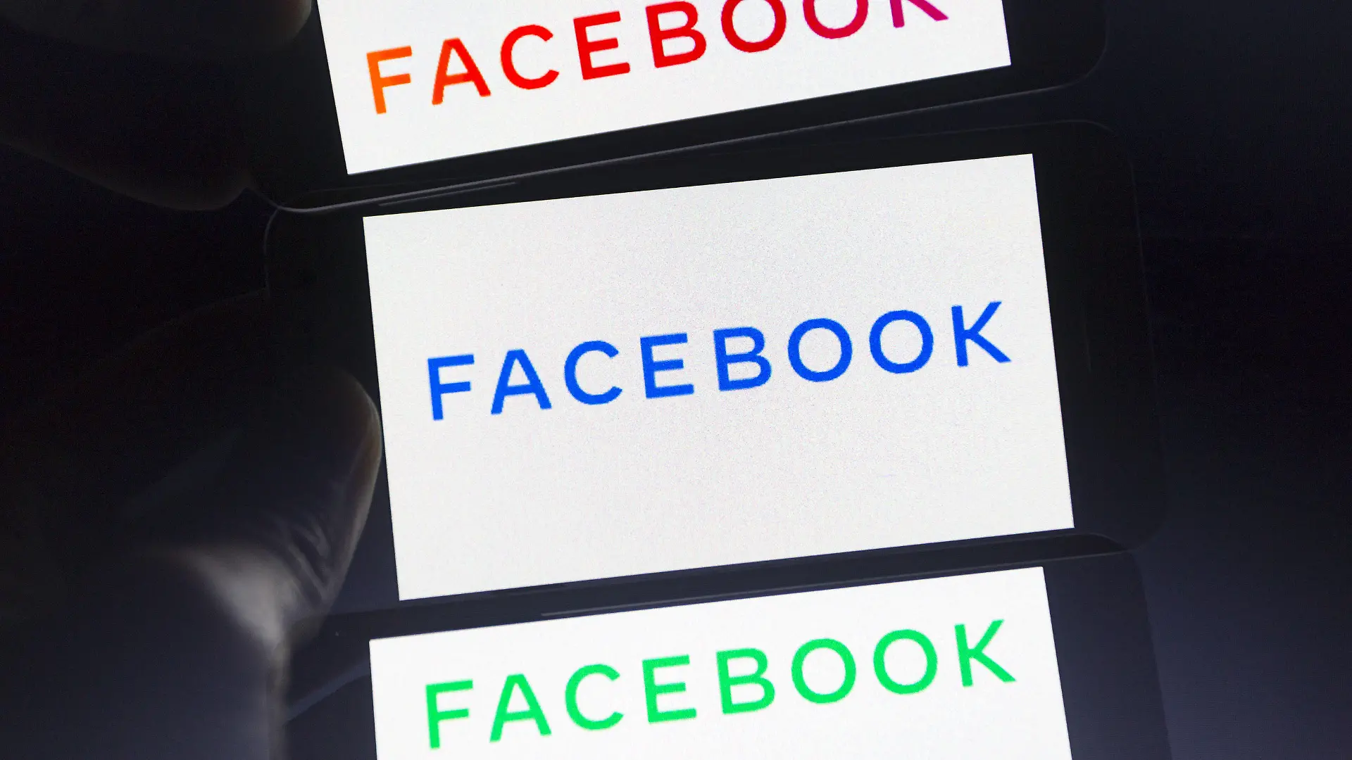 ILLUSTRATION - 05.11.2019, Paraguay, Asunción: Das neue Firmenlogo von Facebook wird auf einem Smartphone-Bildschirm gezeigt. (Mehrfachbelichtung). Facebook am Montag ein neues Logo mit dem selben Firmennamen für den Konzern vor. Es unterscheidet sich äußerlich vom Logo des Online-Netzwerks und soll künftig häufiger neben anderen Marken des Konzerns wie Instagram und WhatsApp stehen. Foto: Andre M. Chang/ZUMA Wire/dpa +++ dpa-Bildfunk +++
