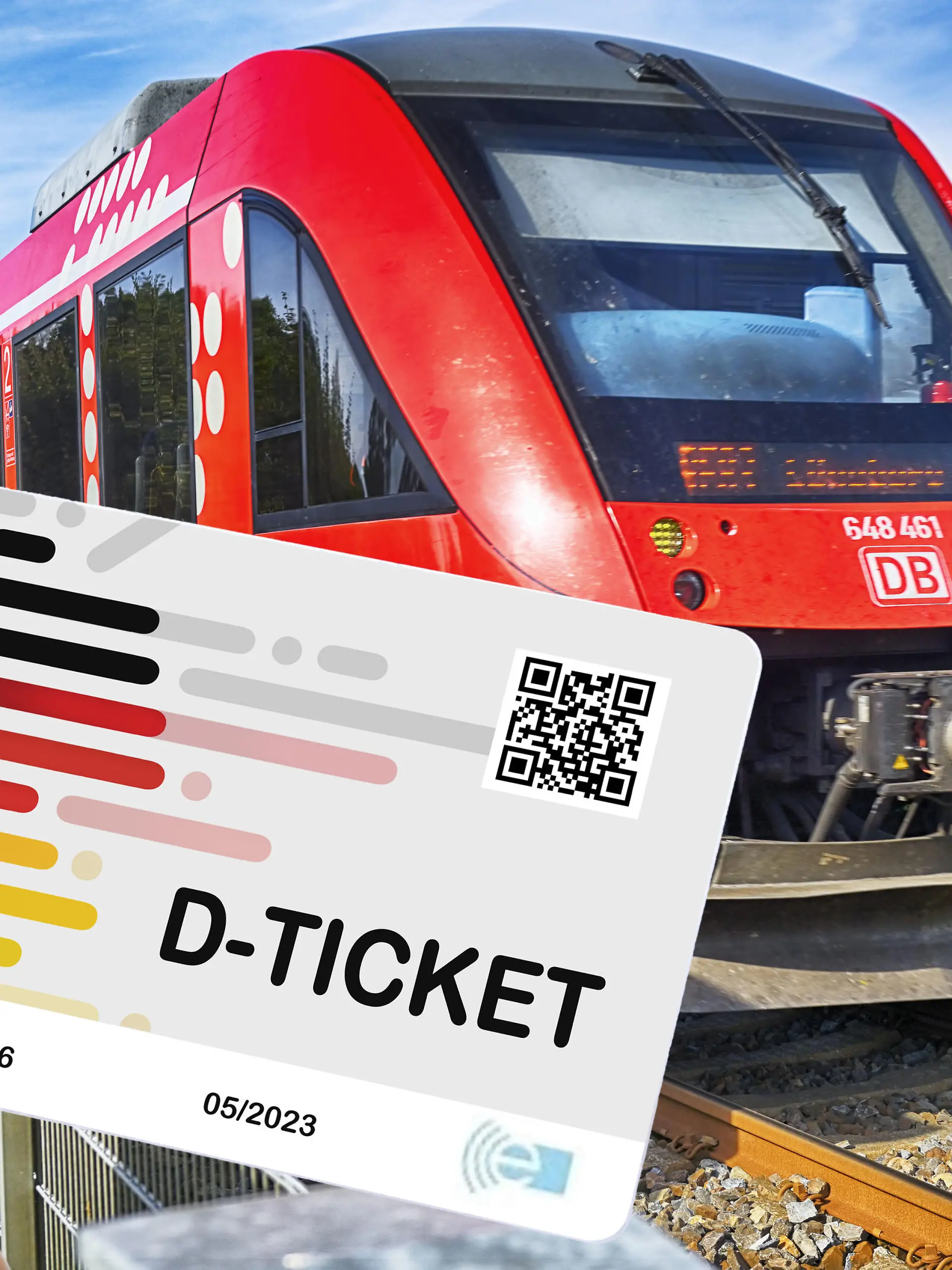 Hand hält das Deutschlandticket D-Ticket vor einer Regionalbahn / action press