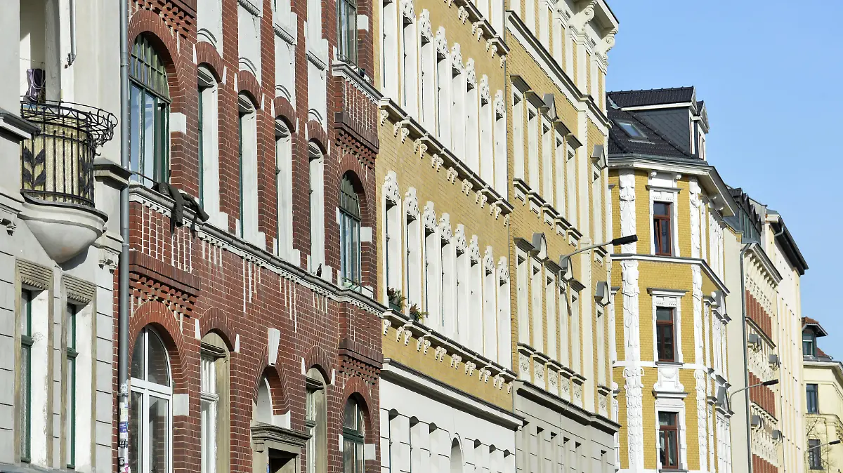25.02.2019, Sachsen, Leipzig: Fassaden sanierter Altbauten in Leipzig Connewitz. Foto: Volkmar Heinz/dpa-Zentralbild/ZB | Verwendung weltweit