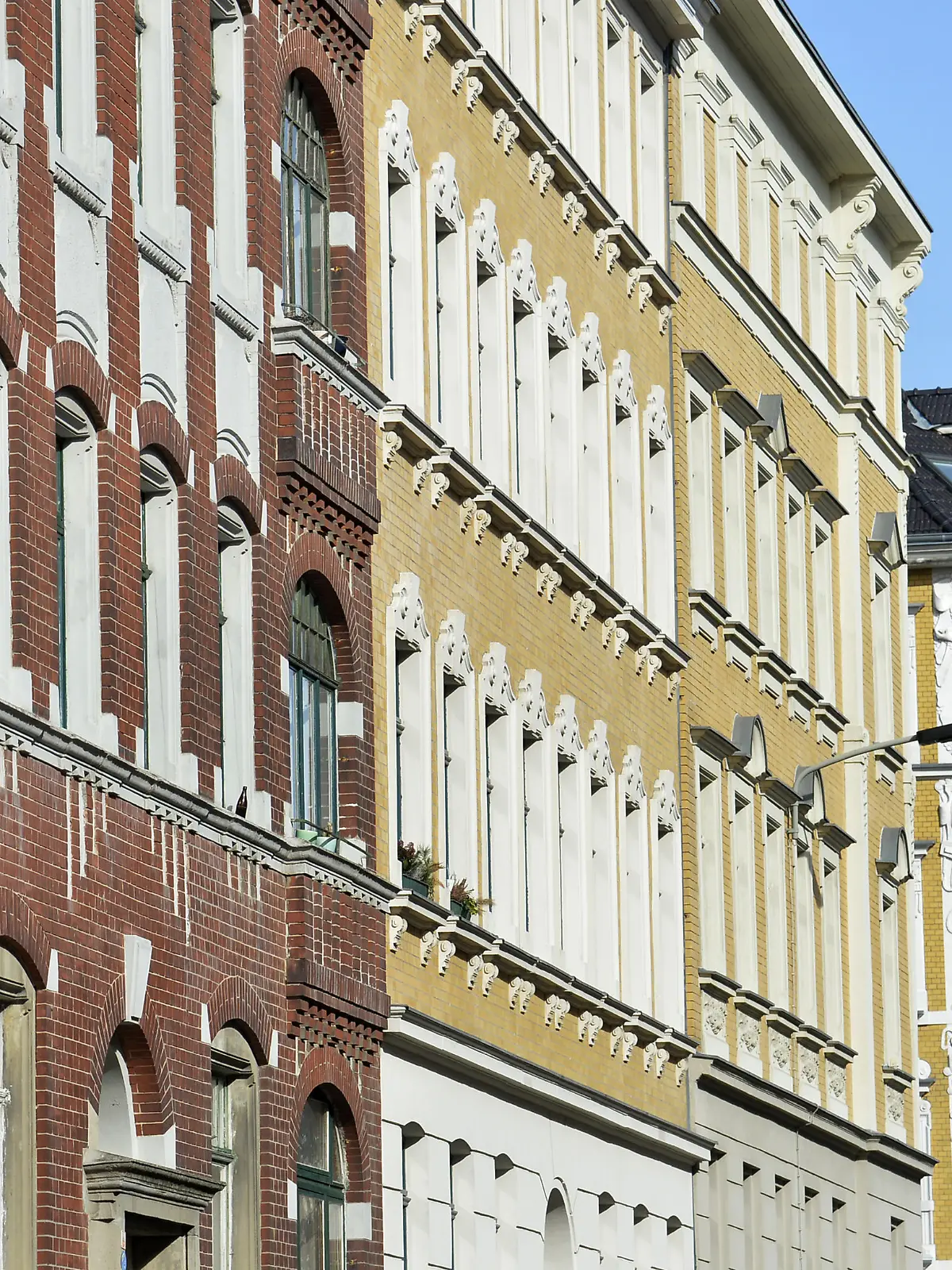 25.02.2019, Sachsen, Leipzig: Fassaden sanierter Altbauten in Leipzig Connewitz. Foto: Volkmar Heinz/dpa-Zentralbild/ZB | Verwendung weltweit