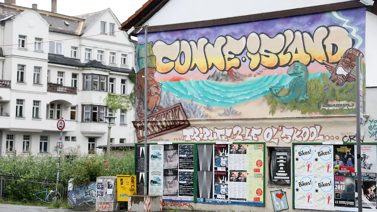 Das linksalternative Kulturzentrum "Conne Island", aufgenommen am 12.07.2017 in Leipzig (Sachsen). Aus Sicht des Verfassungsschutzes ist Leipzig Schwerpunkt der autonomen Szene in Sachsen und «Brennpunkt linksextremistischer Gewalt». Besonders das Viertel Connewitz im Süden der Stadt gilt als Zentrum der Leipziger Autonomen. Deren Hauptanlaufstelle ist das «Conne Island», ein selbstverwaltetes Jugend-Kulturzentrum in Connewitz. Foto: Jan Woitas/dpa-Zentralbild/dpa | Verwendung weltweit