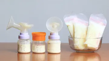 Abgepumpte Muttermilch richtig aufbewahren: So geht's